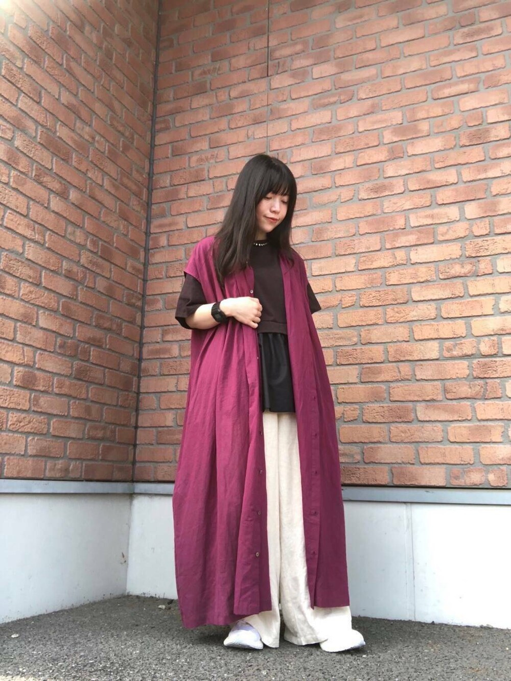 ベージュ系のその他パンツ、パープル系のワンピース、ブラック系のTシャツ/カットソーを着用したレディースの夏コーディネートの1枚目の写真