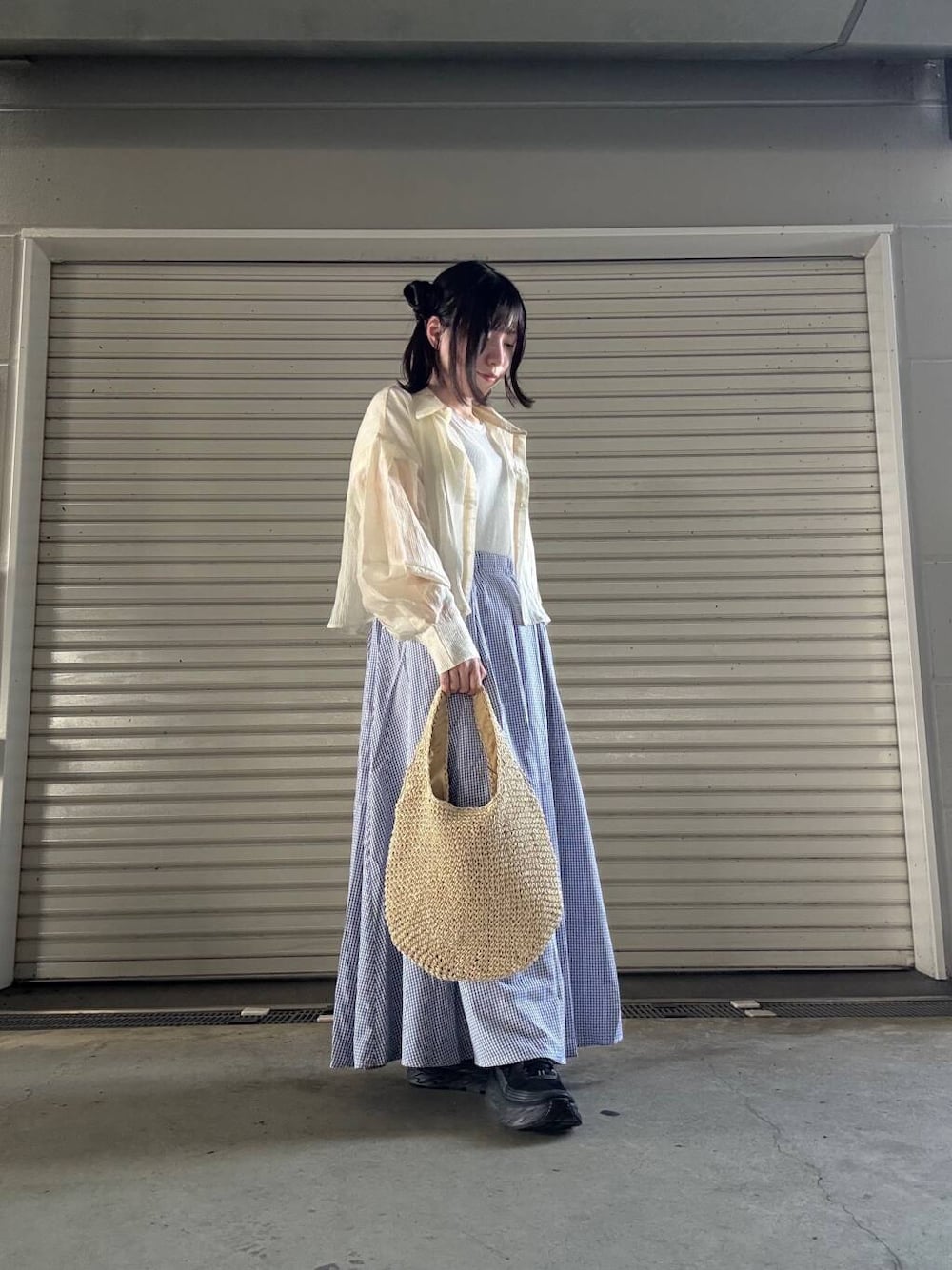 「シンプル、シャツ、大人カジュアル、ジャケット、ママコーデ、パーカー、シンプルコーデ、RODESKO、トートバッグ、おでかけ、ナチュラル、パンツ、リネン、休日コーデ、休日スタイル」｜「RODE SKOのコマ編みペーパートートバッグ（トートバッグ、ベージュ系）」を使った、かめさん（レディース・148cm）の夏コーディネートの1枚目の写真