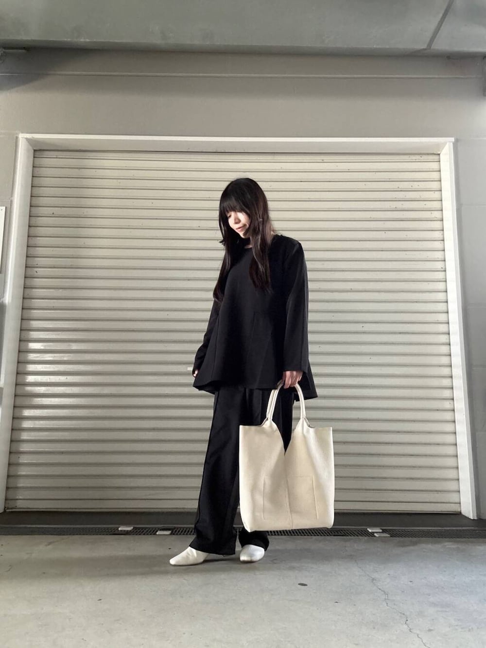 「シンプル、シャツ、大人カジュアル、ジャケット、ママコーデ、パーカー、シンプルコーデ、RODESKO、トートバッグ、おでかけ、ナチュラル、パンツ、リネン、休日コーデ、休日スタイル」｜「ITEMS URBANRESEARCHのペプラムトップス×パンツセット（セットアップ、ブラック系）」を使った、かめさん（レディース・148cm）の春コーディネートの1枚目の写真