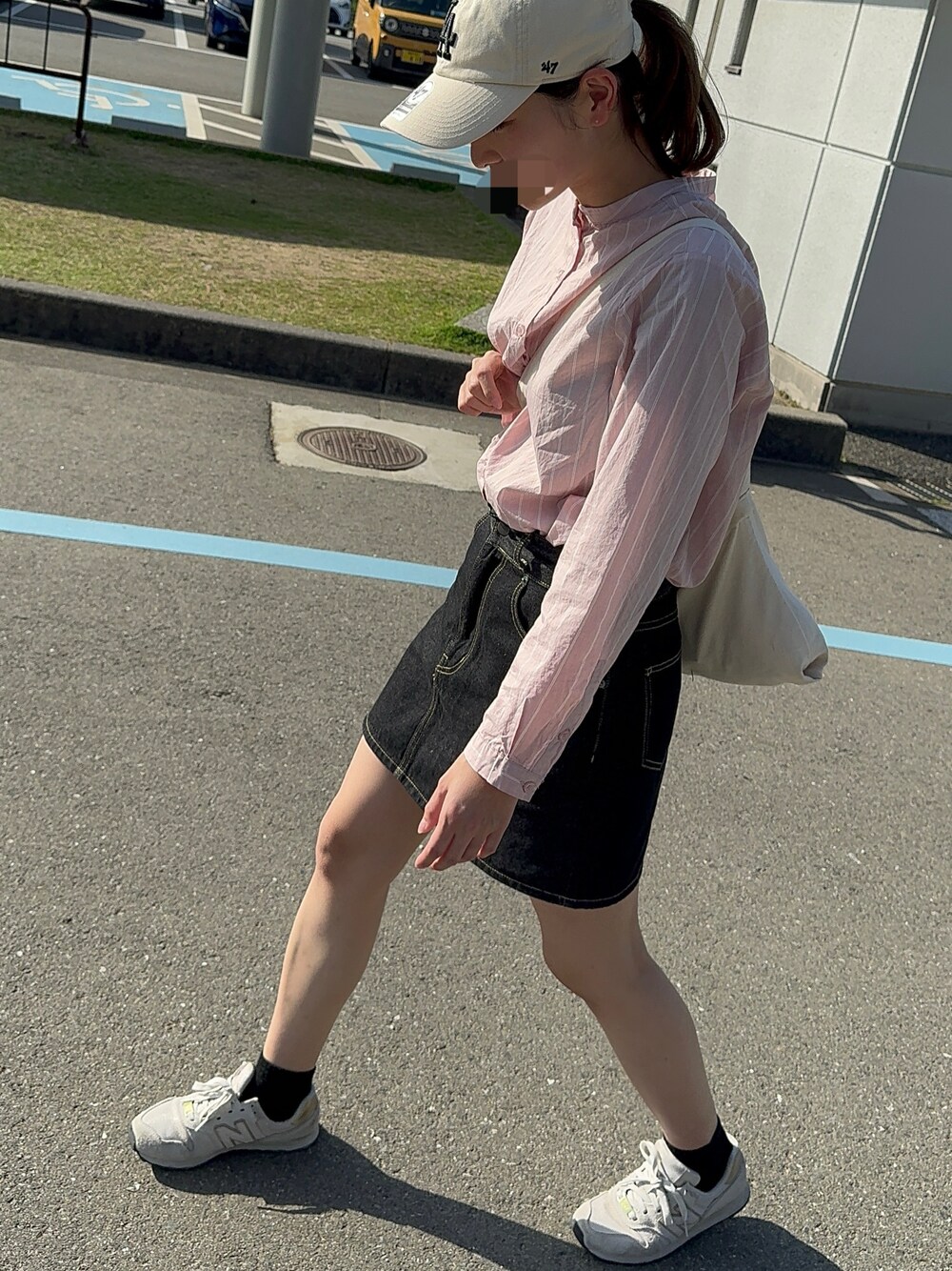 「今日のコーデ、デニムスカート、ニューバランス、台形スカート、台形ｽｶｰﾄ、スカート、ミニスカート、キャップ女子、キャップ、シンプルコーデ、パステルカラー、スポーツミックス、大人かわいい、デニムコーデ、カジュアルガーリー」｜「47の【47（フォーティセブン）】別注MVP ベースボールキャップ（キャップ、ベージュ系）」を使った、TAKEC  さん（レディース・162cm）の春コーディネートの1枚目の写真