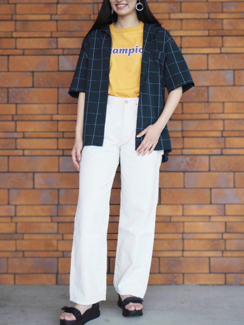「メンズライク、Champion、PLUS ONE、ORTR、LEE、チエックシャツ、白パンツ、夏コーデ、おしゃれさんと繋がりたい、カラーコーデ」｜「Championの【Champion】ポップロゴTシャツ（Tシャツ/カットソー、ゴールド系）」を使った、ma____029さん（レディース・168cm）の夏コーディネートの1枚目の写真