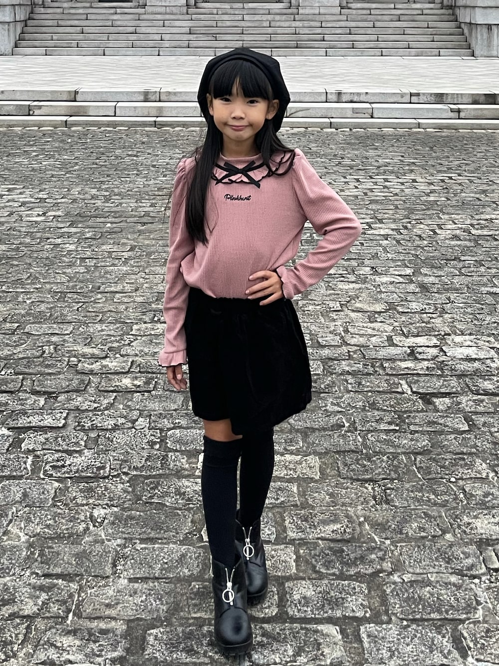 「キッズファッション、フェミニン、クラシカル、小学生、おしゃれさんと繋がりたい、おしゃれキッズ、休日スタイル、ベレー帽、ブーツスタイル、キッズコーデ」｜「PINKHUNTのPINKHUNT ネックフリルロンT 5851K #IG（Tシャツ/カットソー、ピンク系）」を使った、Nanaさん（キッズ・129cm）の秋コーディネートの1枚目の写真