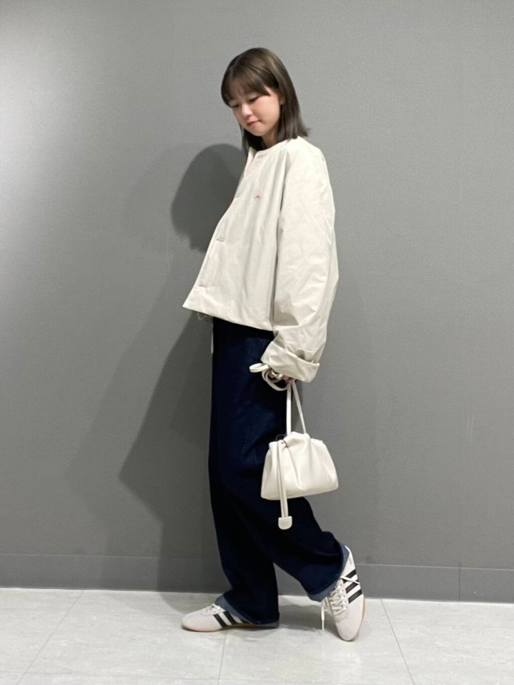 「アーバンリサーチ、カジュアルコーデ、スニーカーコーデ、アーバンリサーチドアーズ、デニムコーデ、doors、20代、ドアーズ、パンツコーデ、160cm、ミディアムヘア、骨格ナチュラル、ベーシックアイテムで作る最旬コーデ、春のジャケットスタイル」｜「URBAN RESEARCH DOORSのDenim Jacket（デニムジャケット、ブルー系）」を使った、tskyuunaさん（レディース・160cm）の冬コーディネートの1枚目の写真