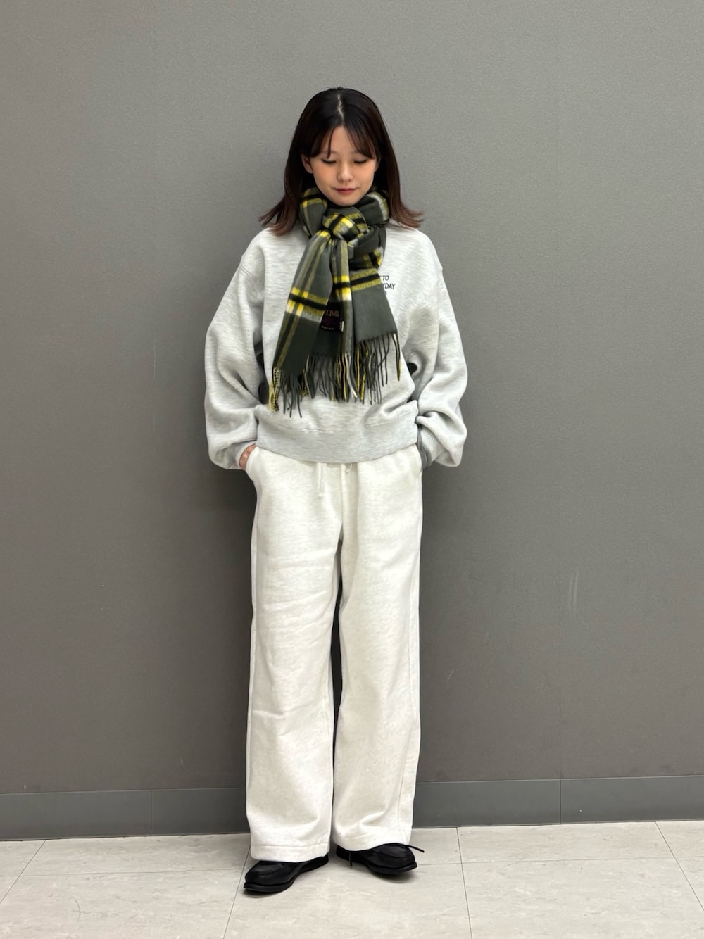 ベージュ系のその他パンツ、グレー系のニット/セーター、ブルー系のダウンジャケット/コートを着用したレディースの秋コーディネートの1枚目の写真