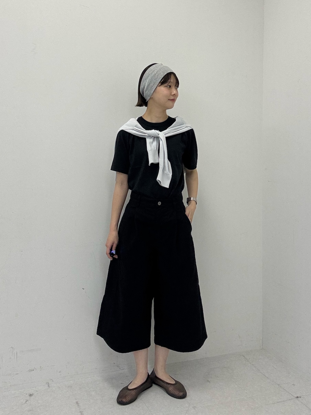 グレー系のカーディガン/ボレロ、ブラック系のTシャツ/カットソーを着用したレディースの夏コーディネートの1枚目の写真