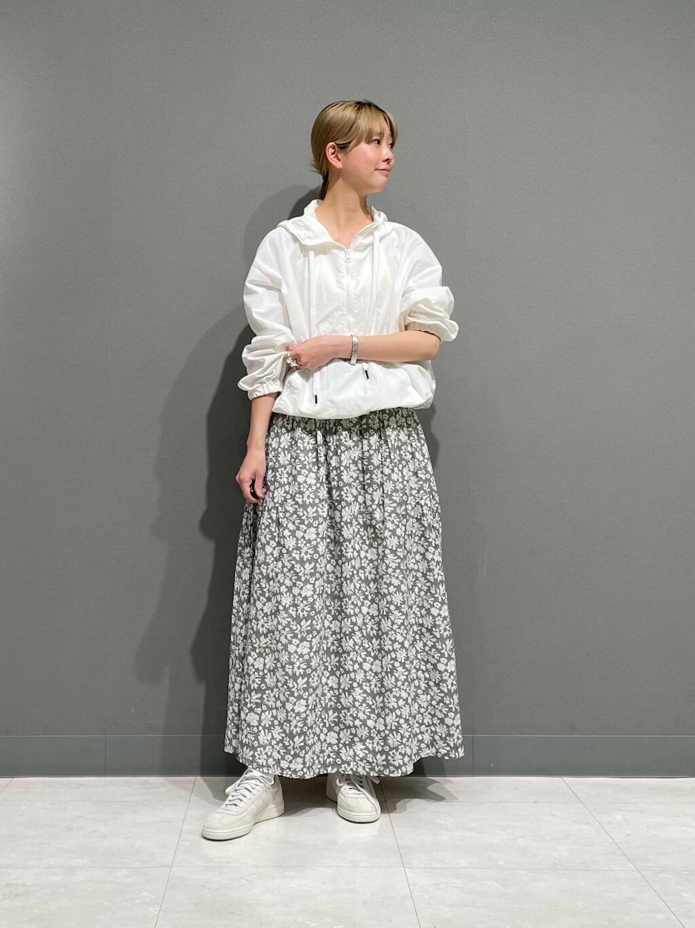 「アーバンリサーチ、スニーカーコーデ、アーバンリサーチドアーズ、doors、ドアーズ、160cm、骨格ナチュラル」｜「URBAN RESEARCH DOORSの撥水アノラックパーカー（パーカー、ホワイト系）」を使った、tskyuunaさん（レディース・160cm）の春コーディネートの1枚目の写真
