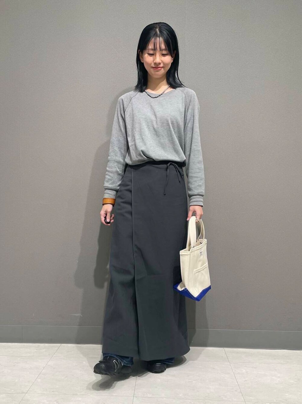 「アーバンリサーチ、アーバンリサーチドアーズ、doors、20代、ドアーズ、160cm、骨格ナチュラル、lee101」｜「LAATOのlayered apron onepiece（ワンピース、グレー系）」を使った、tskyuunaさん（レディース・160cm）の春コーディネートの1枚目の写真
