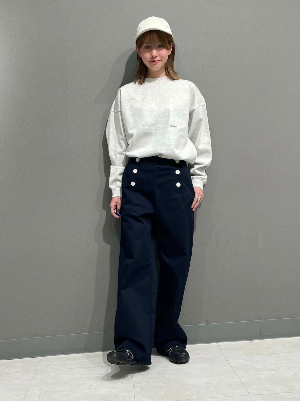 「アーバンリサーチ、カジュアルコーデ、スニーカーコーデ、アーバンリサーチドアーズ、doors、20代、ドアーズ、パンツコーデ、160cm、ミディアムヘア、骨格ナチュラル、ベーシックアイテムで作る最旬コーデ、骨格ナチュラル×カジュアル」｜「URBAN RESEARCH DOORSのツイルキャップ（キャップ、ホワイト系）」を使った、tskyuunaさん（レディース・160cm）の冬コーディネートの1枚目の写真