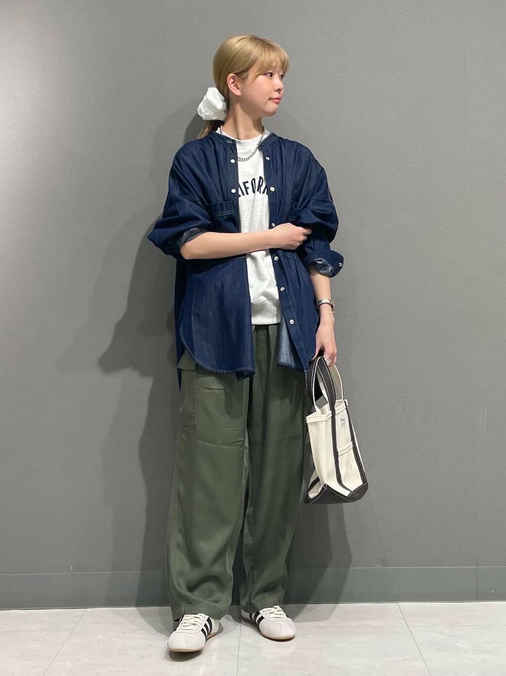 「アーバンリサーチ、カジュアルコーデ、スニーカーコーデ、アーバンリサーチドアーズ、デニムコーデ、doors、20代、ドアーズ、パンツコーデ、160cm、ミディアムヘア、骨格ナチュラル、ベーシックアイテムで作る最旬コーデ、骨格ナチュラル×カジュアル、私の推しデニムスタイル」｜「URBAN RESEARCHのdecor『デコール』　B Chou Chou（ヘアゴム、ホワイト系）」を使った、tskyuunaさん（レディース・160cm）の春コーディネートの1枚目の写真