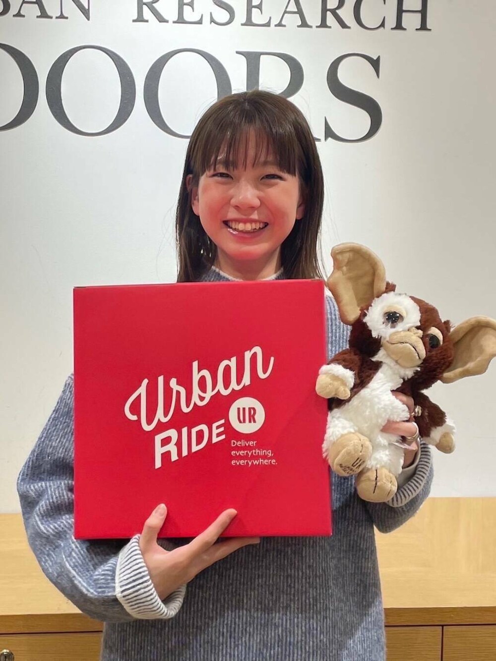 ブルー系のニット/セーター、その他のおもちゃを着用したレディースの冬コーディネートの1枚目の写真