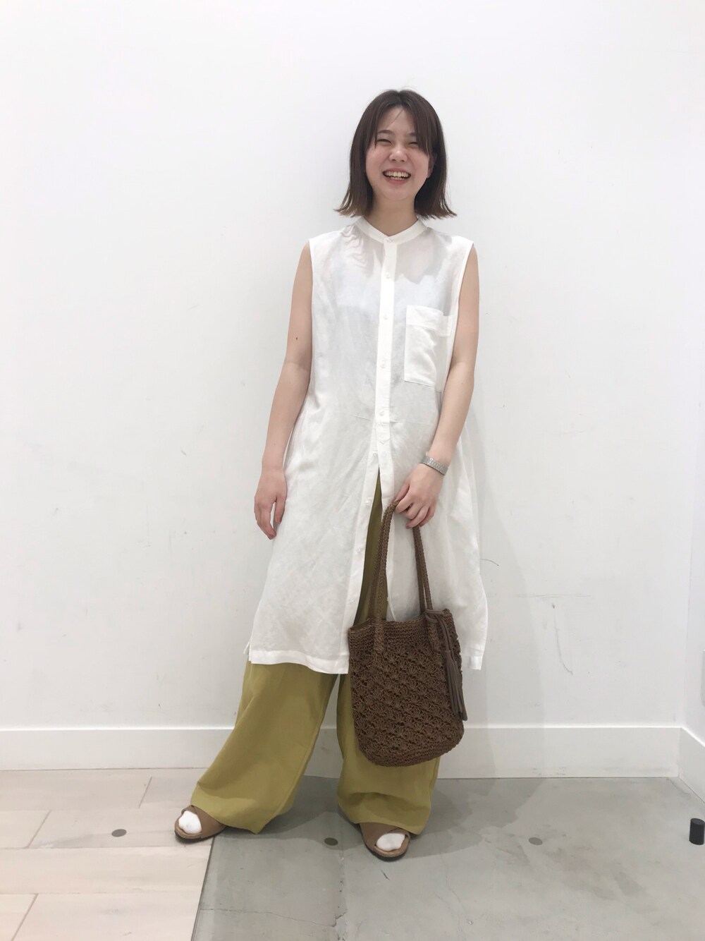 「リネン、テンセル、シャツ、サンダル、夏コーデ、アーバンリサーチドアーズ、フォークアンドスプーン、ロデスコ」｜「RODE SKOのMARIA タッセルペーパーショルダー（ショルダーバッグ、ブラウン系）」を使った、tskyuunaさん（レディース・160cm）の夏コーディネートの1枚目の写真