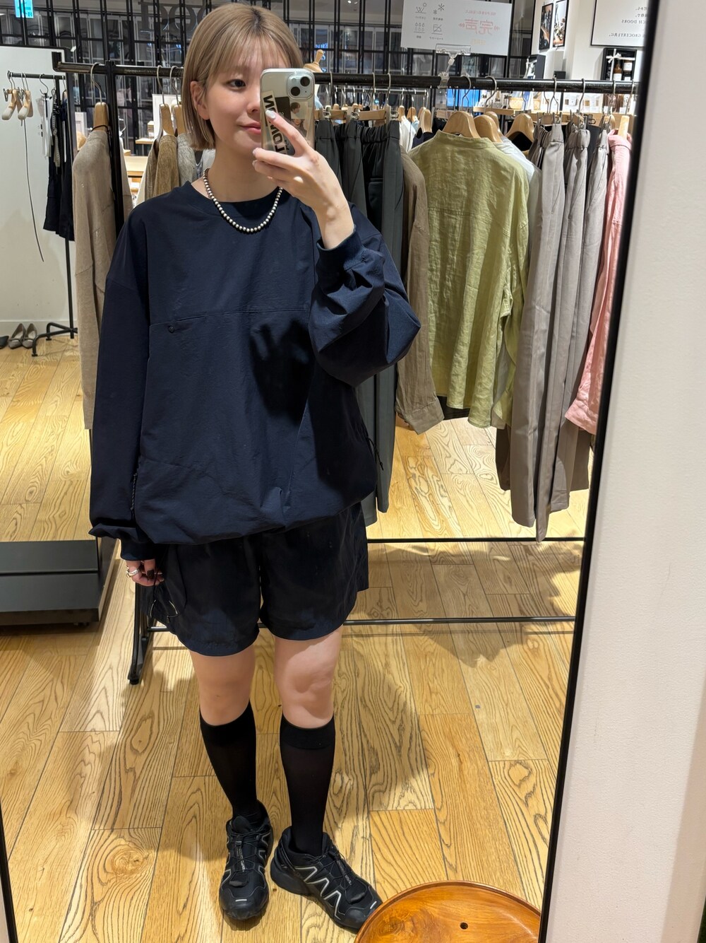 ブルー系のTシャツ/カットソーを着用したレディースの春コーディネートの1枚目の写真
