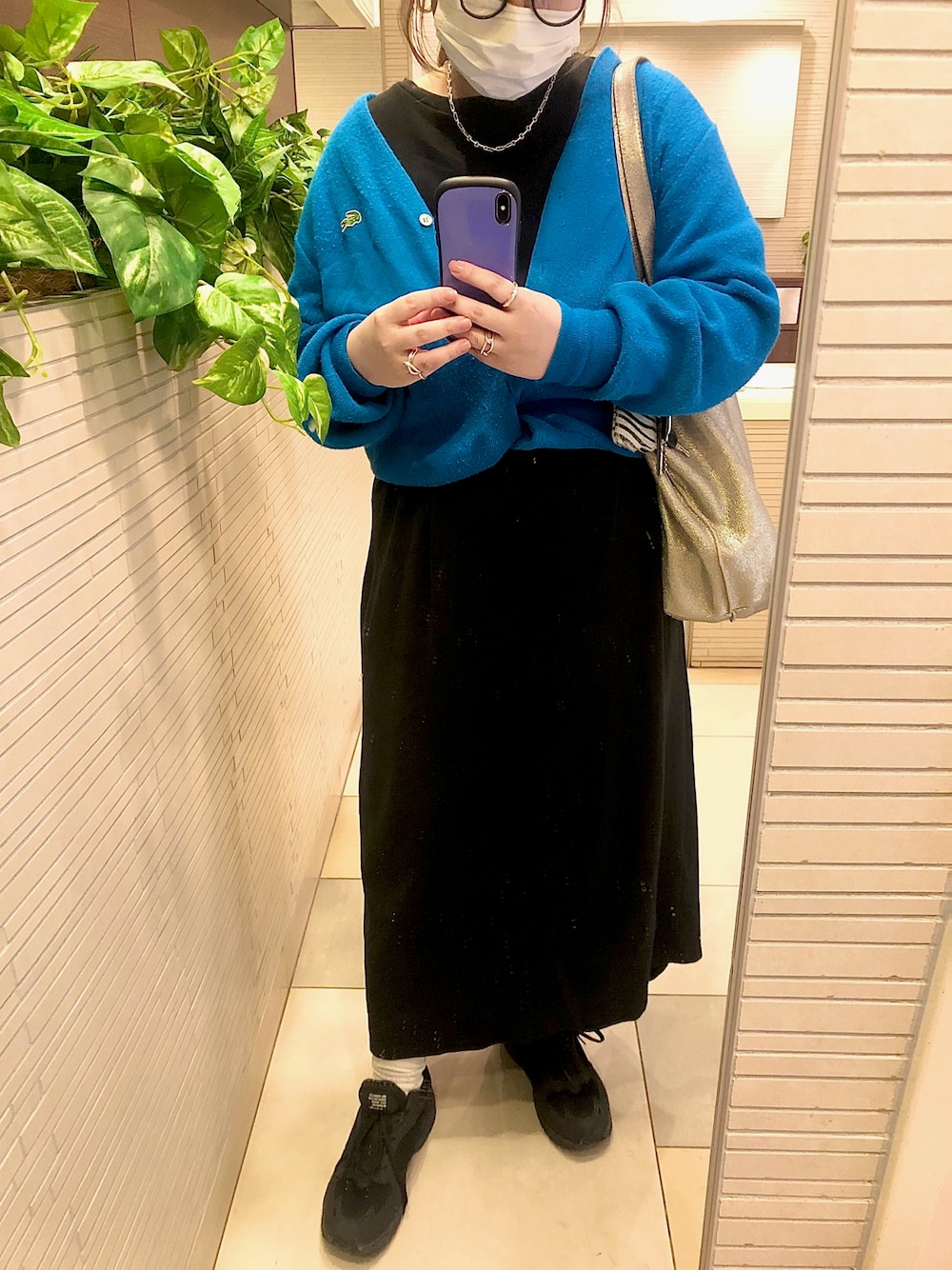 「カジュアルコーデ、ゆるコーデ、春カラー、スニーカー、ブラック、カーディガン、大人カジュアル、810S、LACOSTE、ブルー、ラメソックス、ootd、ワンピース」｜「LACOSTEのアイテム（ニット/セーター、ブルー系）」を使った、mippoさん（レディース・159cm）の春コーディネートの1枚目の写真