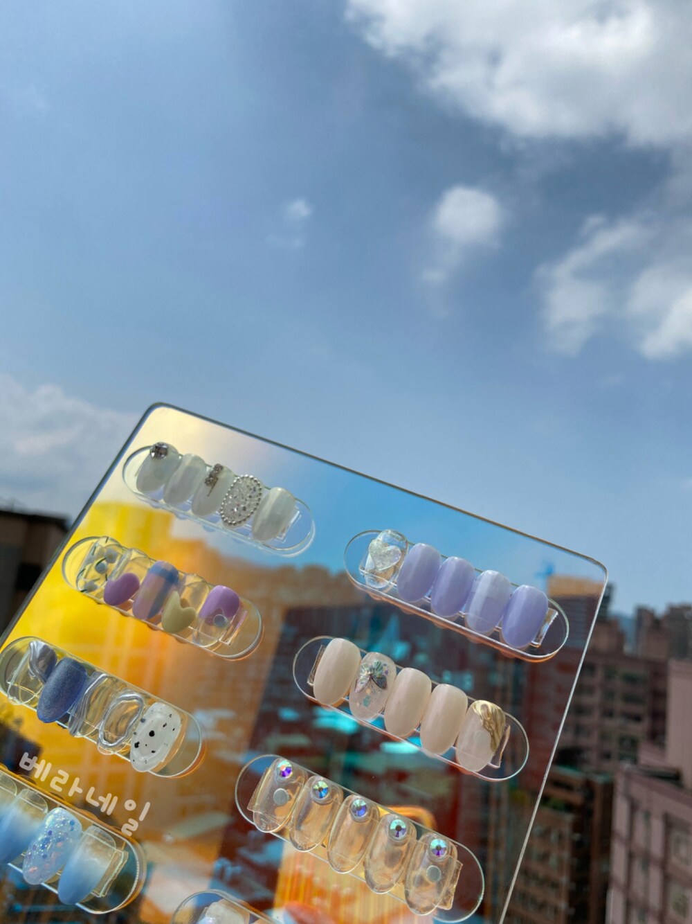 その他のマニキュア/ジェルネイルを着用したレディースの夏コーディネートの1枚目の写真