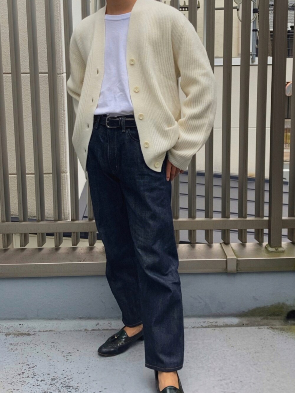 「秋コーデ、オトナカジュアル、シンプルコーデ、UNIQLO U、古着、カーディガン、デニム、ローファー、ビッグシルエット、オフホワイト、大学生、低身長、相互フォロー」｜「UNIQLOのプレミアムラムリブカーディガン（カーディガン/ボレロ、ホワイト系）」を使った、にーな(相互)さん（メンズ・164cm）の秋コーディネートの1枚目の写真