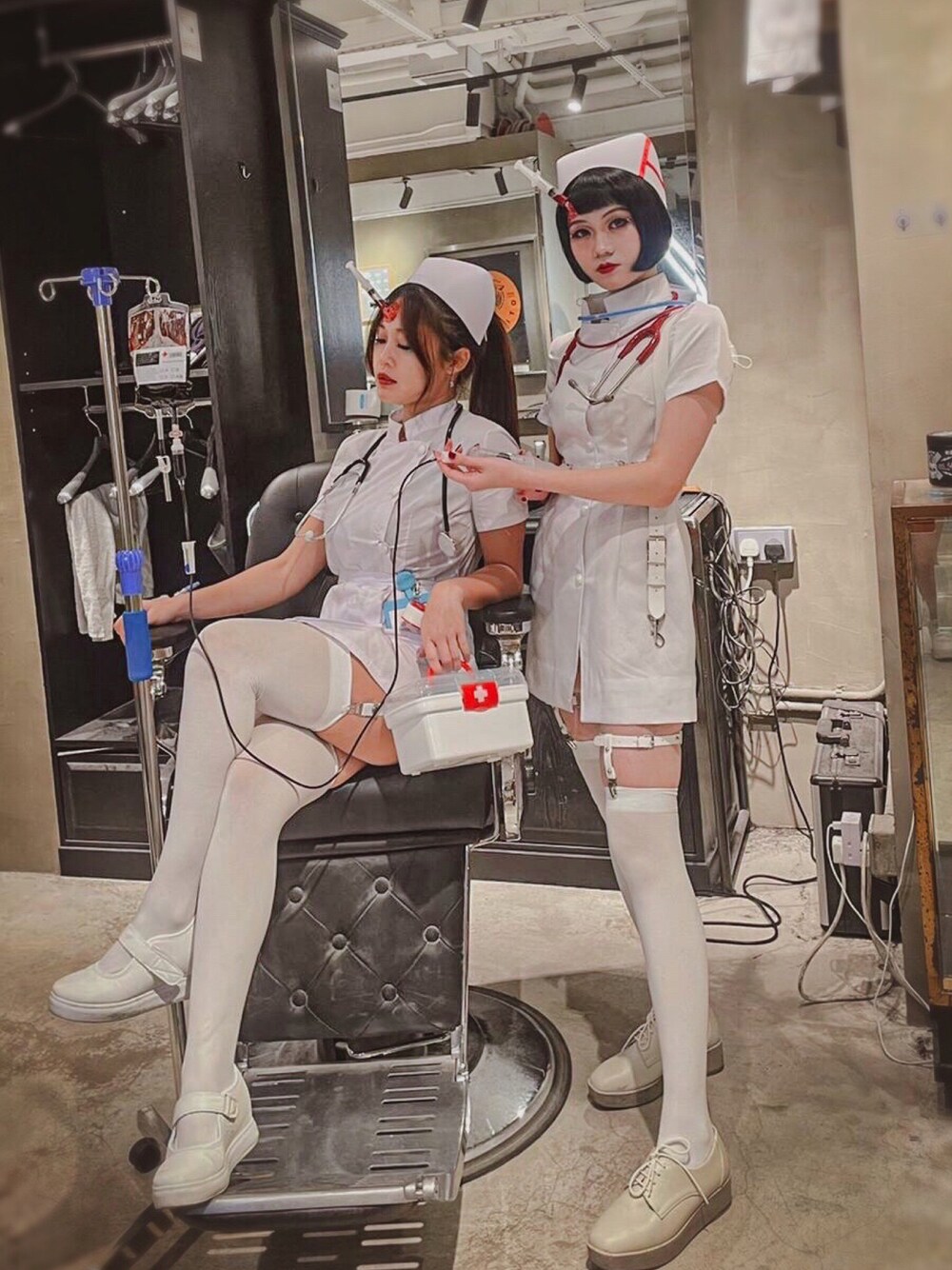 「ootd、街頭穿搭、女人味、halloween」｜「Nurse Uniformのアイテム（ワンピース/ドレス、ホワイト系）」を使った、Alessandra Mainaさん（レディース・165cm）の秋コーディネートの1枚目の写真