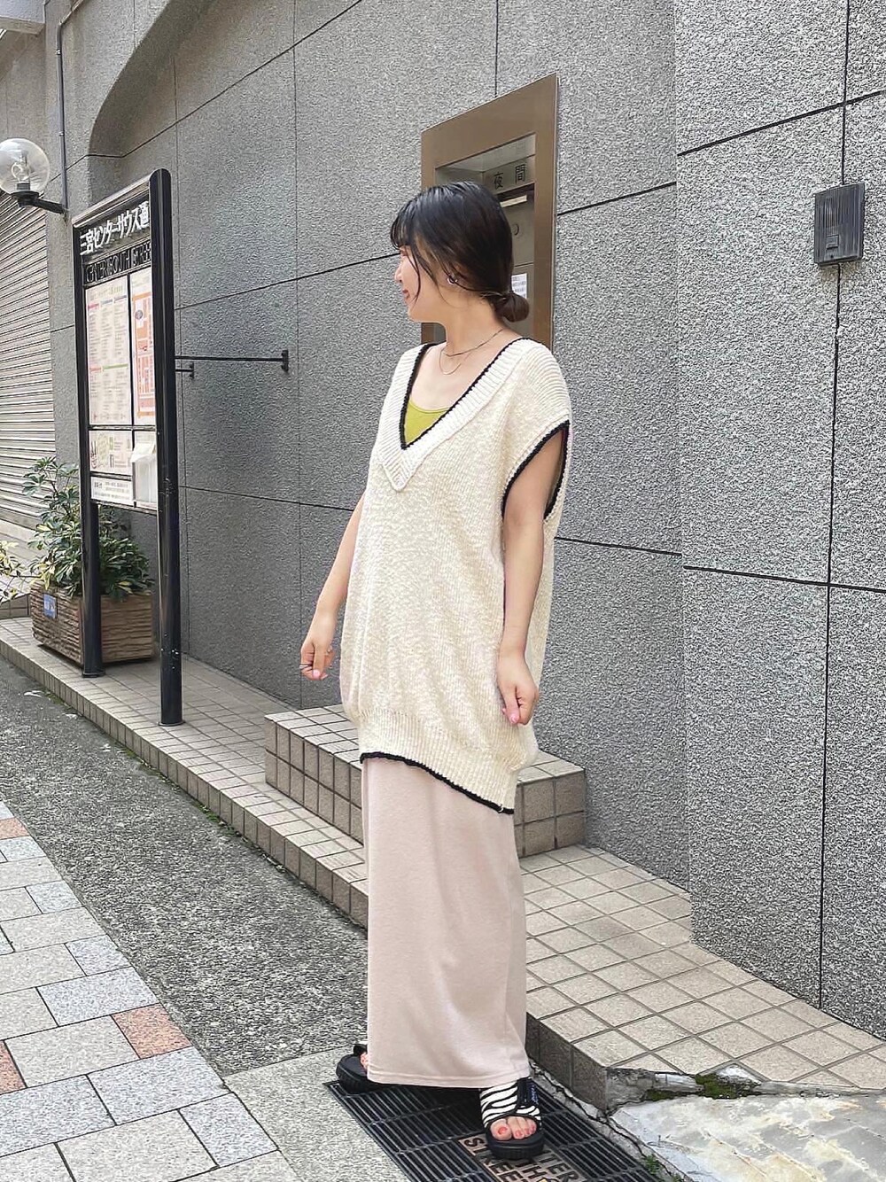 「Kastane、kastaneコーデ、kastane_ootd、カスタネコーデ、ベストコーデ、ベスト、ホワイト、ホワイトコーデ、ワントーンコーデ、大人ガーリー、夏コーデ」｜「Kastaneのカップ付きブラキャミ（キャミソール、グリーン系）」を使った、koyabu  harunaさん（レディース・155cm）の春コーディネートの1枚目の写真