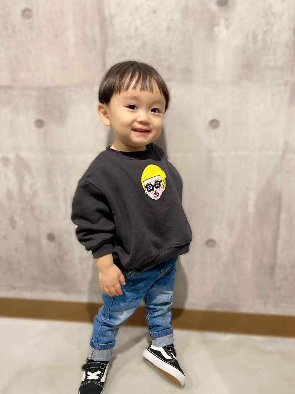 「markey's、HOGAN RANCH WEAR、キッズファッション、デニムパンツ、スウェットコーデ」｜「HOGAN RANCH WEARのアイテム（スウェット、ブラック系）」を使った、koutangramさん（キッズ・80cm）の冬コーディネートの1枚目の写真
