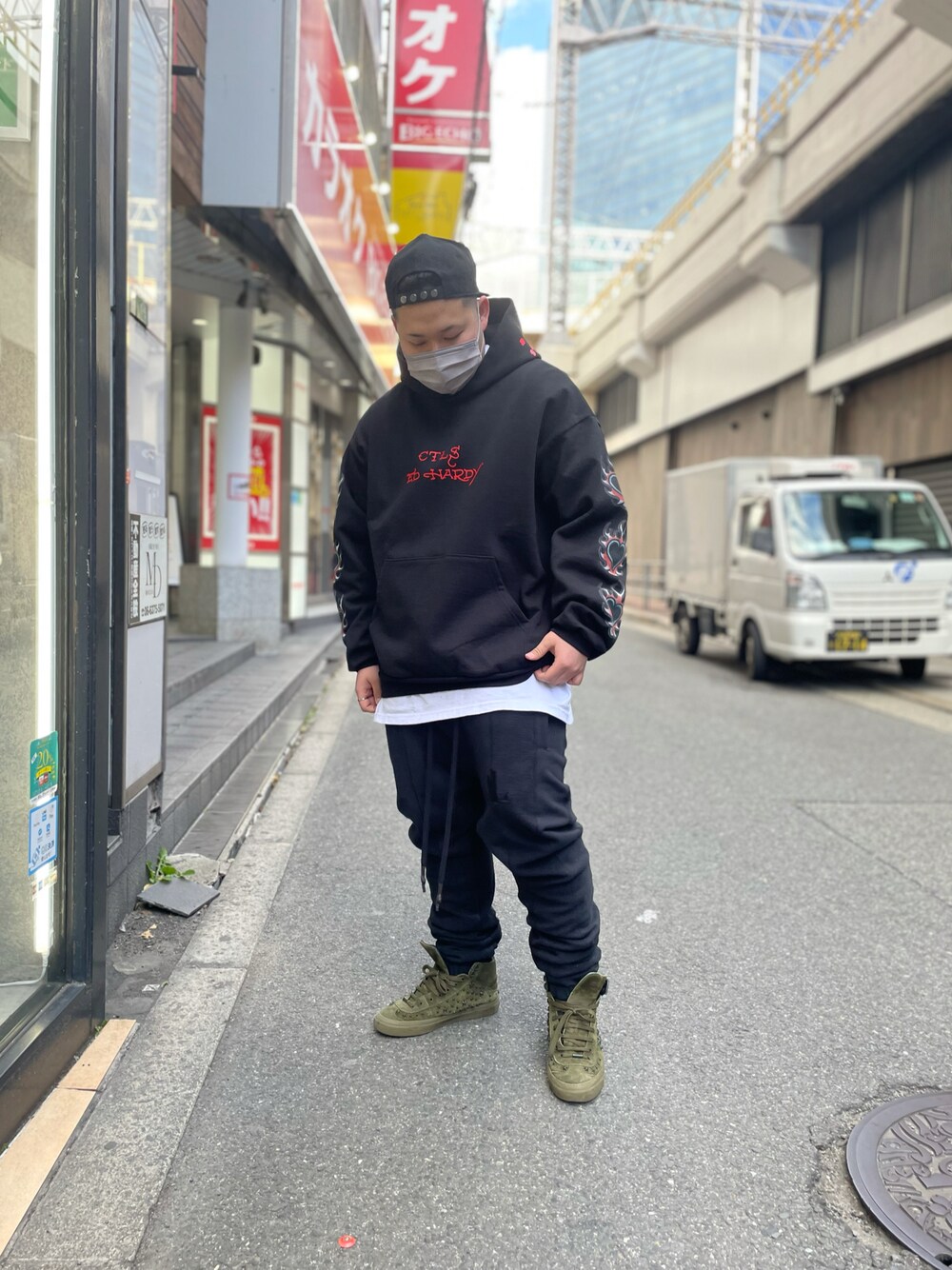「ROYAL FLASH、royalflash梅田」｜「cvtvlistのアイテム（パーカー、ブラック系）」を使った、SASAOさん（メンズ・175cm）の冬コーディネートの1枚目の写真