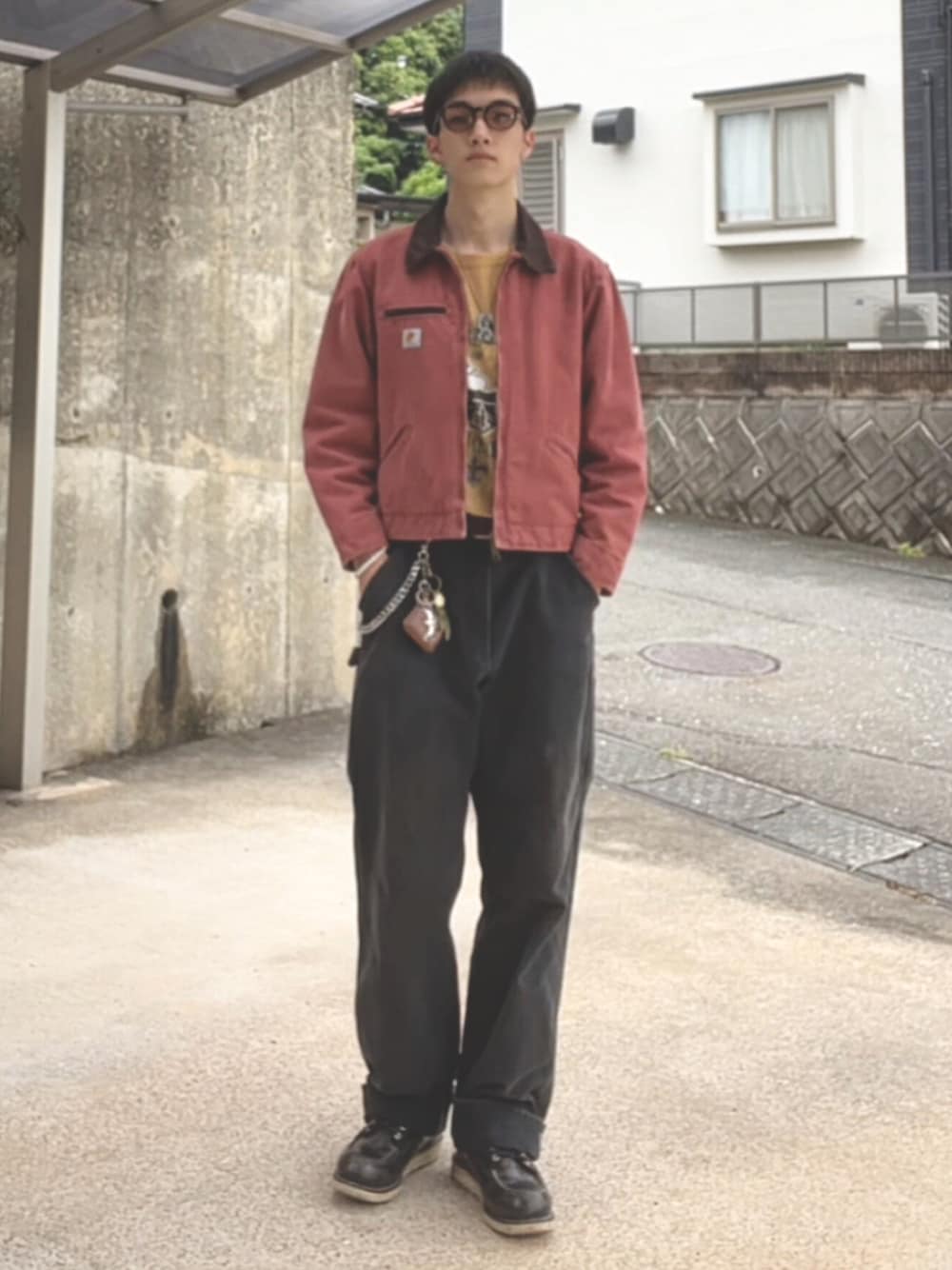「アメカジ、デトロイトジャケット、carhartt、ピンク、ブーツ、ワークパンツ、サングラス、古着」｜「RED WINGのアイテム（ブーツ、ブラック系）」を使った、ユウキさん（メンズ・182cm）の春コーディネートの1枚目の写真