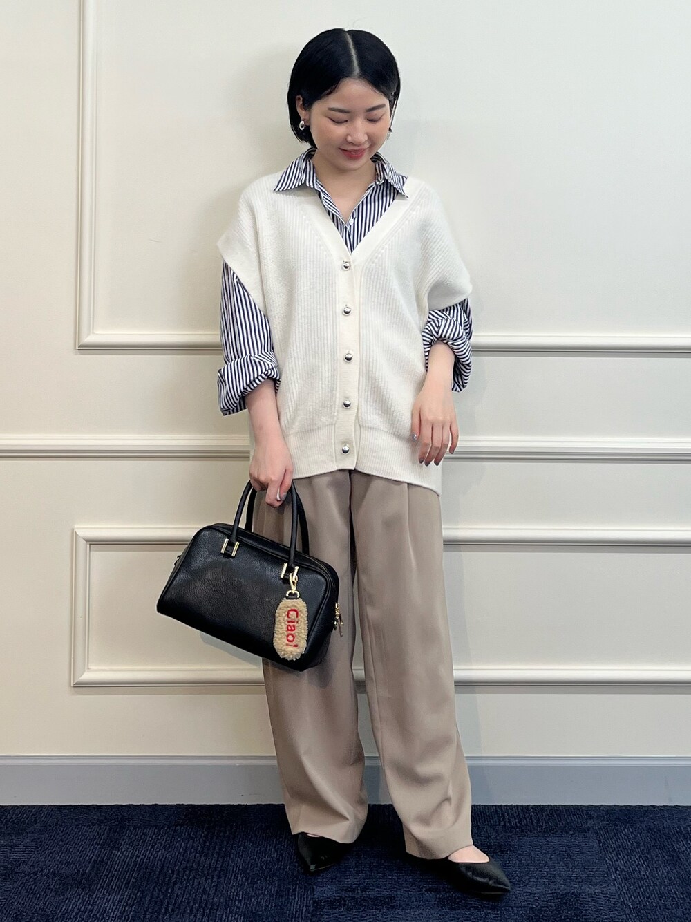 「レイヤードスタイル、秋コーデ、オトナ女子、お出かけコーデ、ゆるコーデ、低身長、低身長コーデ、低身長女子、シャツスタイル、ベスト、ゆったりコーデ、ゆったりシルエット」｜「NOLLEY’Sの《手洗い可能》TRINITY 2WAYベスト（ベスト、ホワイト系）」を使った、KAKOさん（レディース・148cm）の秋コーディネートの1枚目の写真