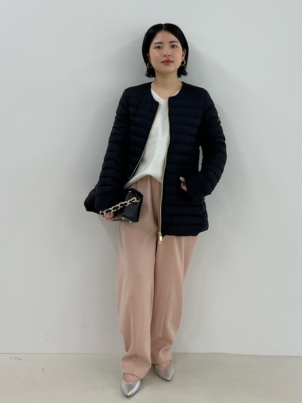 「休日スタイル、冬コーデ、きれいめカジュアル、秋冬コーデ、オトナ女子、低身長、低身長コーデ、低身長女子、お出かけコーデ、タトラス、ダウン、冬アウター」｜「NOLLEY’S Sophiのモヘヤラメスパンコール2WAYプルオーバーニット（ニット/セーター、ホワイト系）」を使った、KAKOさん（レディース・148cm）の秋コーディネートの1枚目の写真