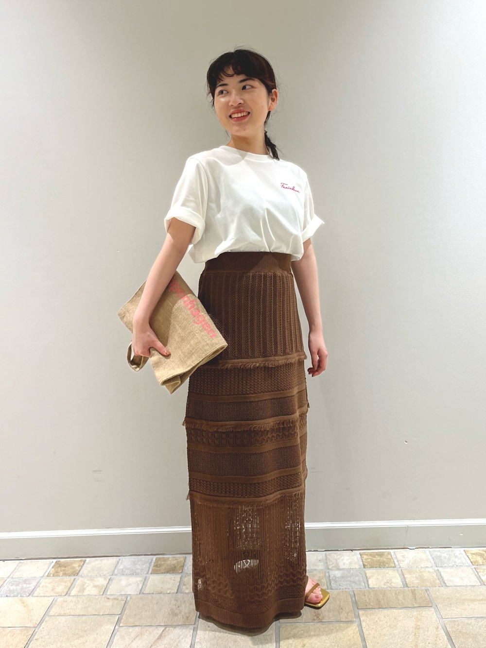 「きれいめカジュアル、休日スタイル、低身長、低身長コーデ、低身長女子、Tシャツコーデ、透かし編みスカート、ロゴトート、夏コーデ、海コーデ」｜「NOLLEY’S Sophiの《手洗い可能》《セットアップ対応》透かし編みニットスカート（スカート、ブラウン系）」を使った、KAKOさん（レディース・148cm）の夏コーディネートの1枚目の写真