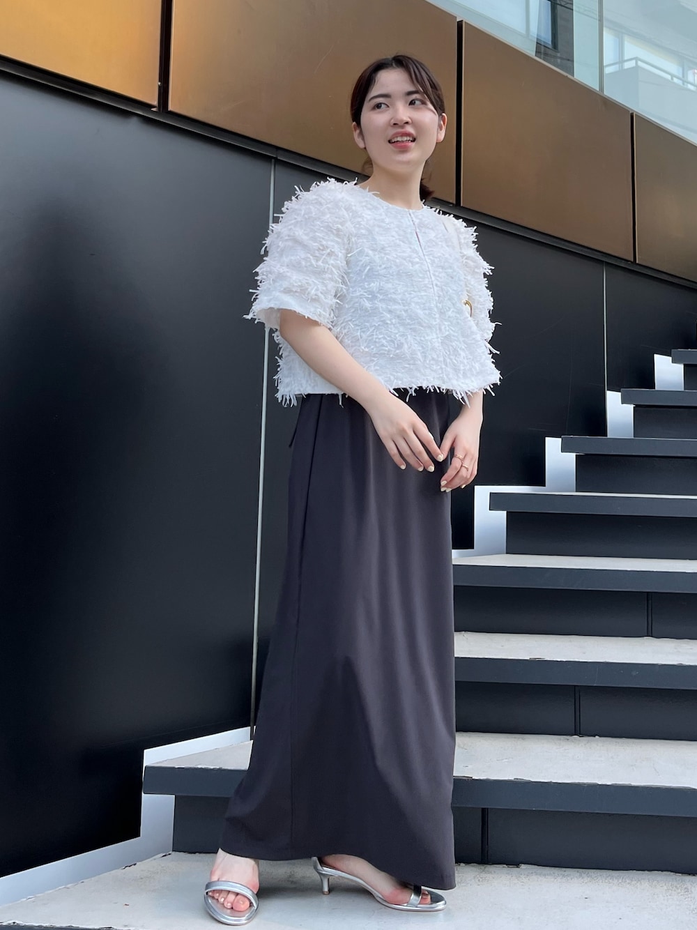 ホワイト系のその他トップス、グレー系のワンピース、シルバー系のサンダルを着用したレディースの春コーディネートの1枚目の写真