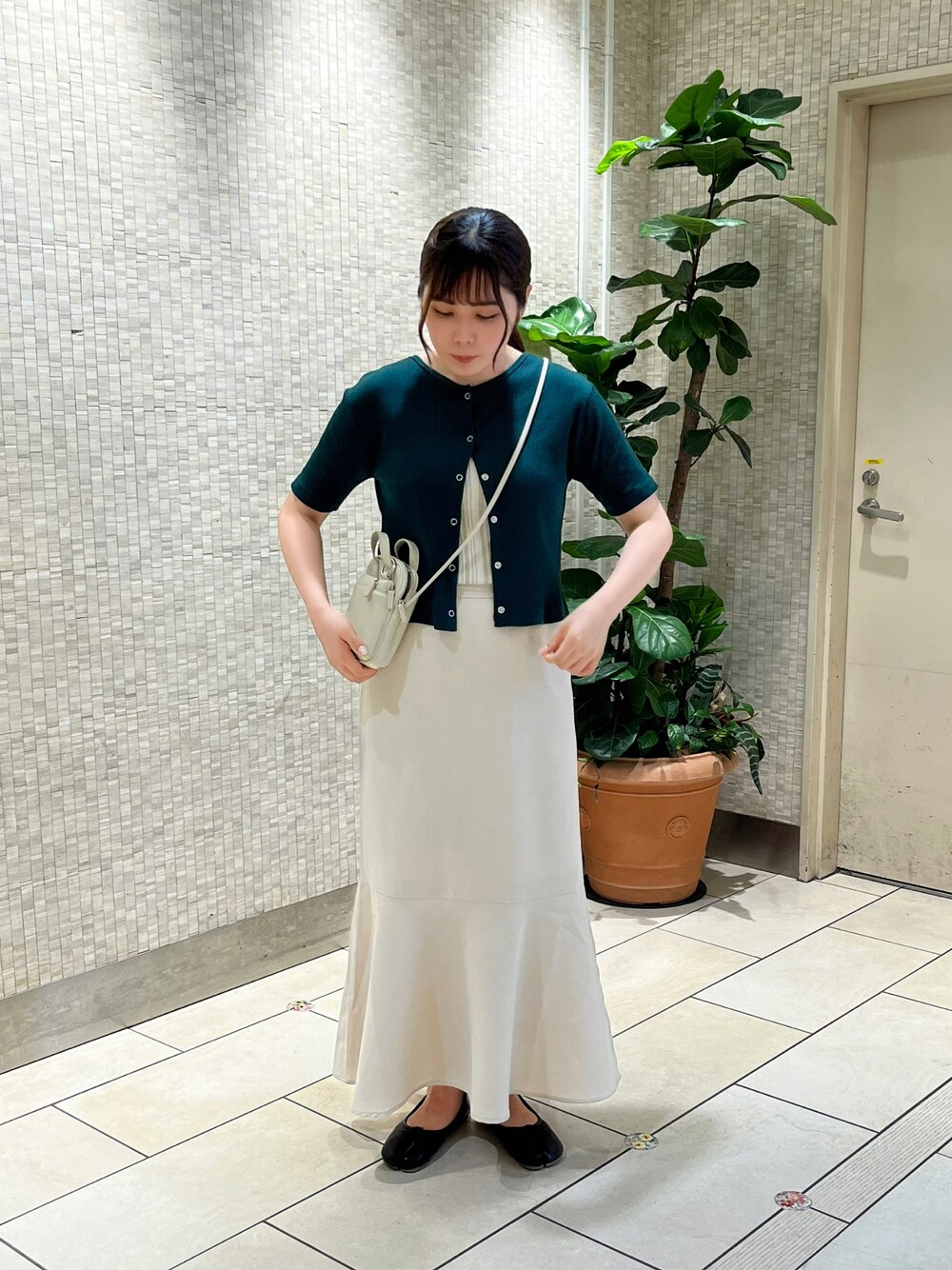 「ローリーズファーム(LOWRYS FARM)、カラーコーデ、カーディガン、夏コーデ、初秋コーデ、大人コーデ、休日スタイル、ショルダーバッグ、足袋バレエ、マーメイドスカート、シンプル、キレイめ、今日のコーデ、ootd、レイヤードスタイル」｜「LOWRYS FARMの２ＷＡＹカットカーディガン　344670（カーディガン/ボレロ、グリーン系）」を使った、ちーたむさん（レディース・160cm）の秋コーディネートの1枚目の写真