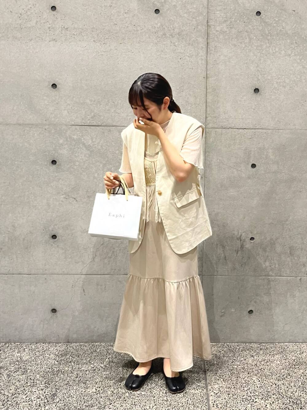 「eaphi、mystic、レイヤードスタイル、ワントーンコーデ、淡色コーデ、ホワイト、ワンピース、ジレ、アシメタンクトップ、休日スタイル、キレイめ、シンプルコーデ、オトナカワイイ、しまむら、足袋バレエ」｜「RETRO GIRLのアイテム（ワンピース/ドレス、ホワイト系）」を使った、ちーたむさん（レディース・160cm）の秋コーディネートの1枚目の写真