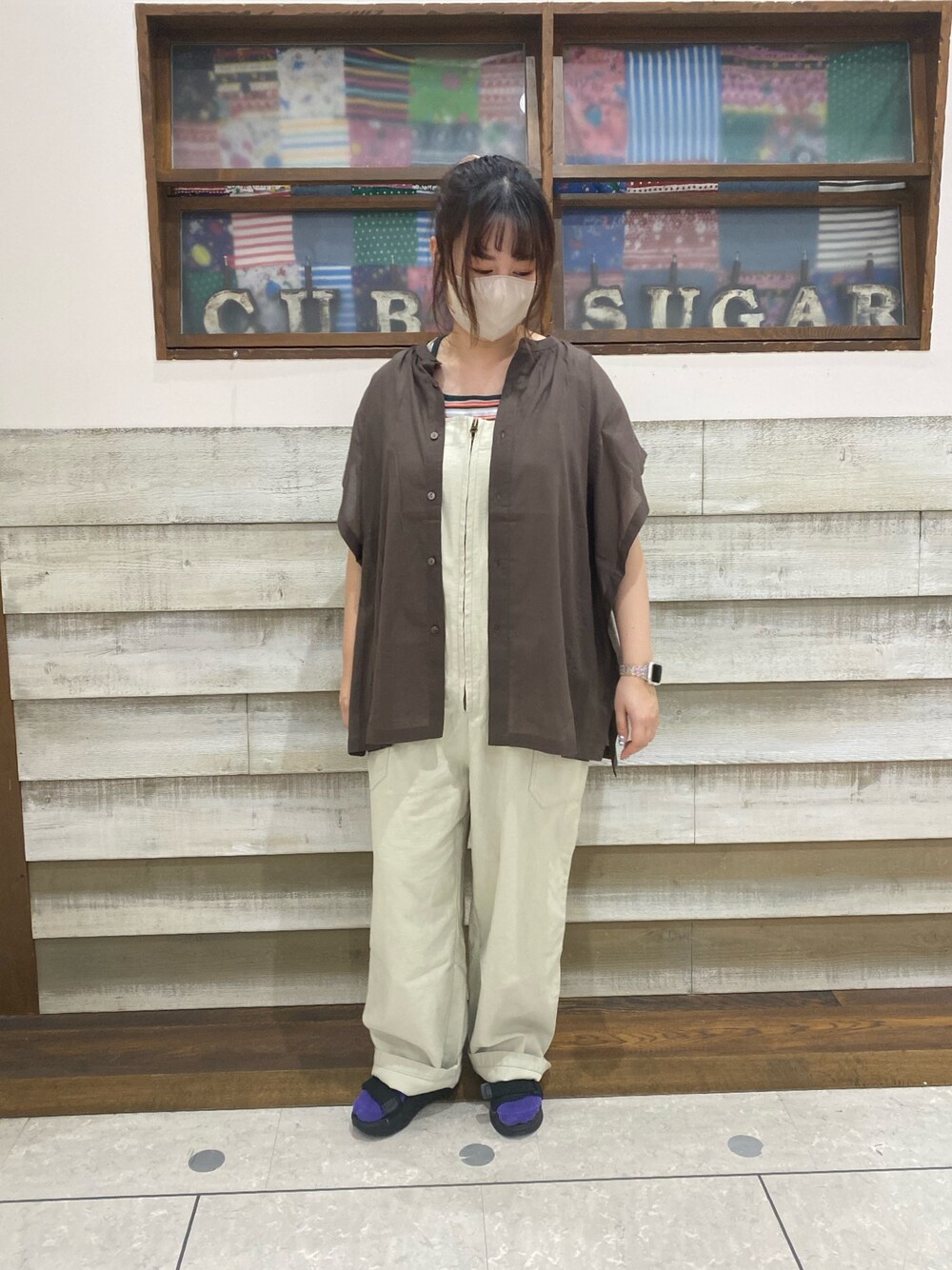 「CUBE SUGAR、オーバーオール、カジュアルコーデ、大人カジュアル、シンプルコーデ、シャツコーデ、サロペット」｜「CUBE SUGARのインド綿ボイル変り袖ヤッコシャツ（シャツ/ブラウス、ブラウン系）」を使った、CUBE SUGAR 近江八幡店さん（レディース・156cm）の夏コーディネートの1枚目の写真