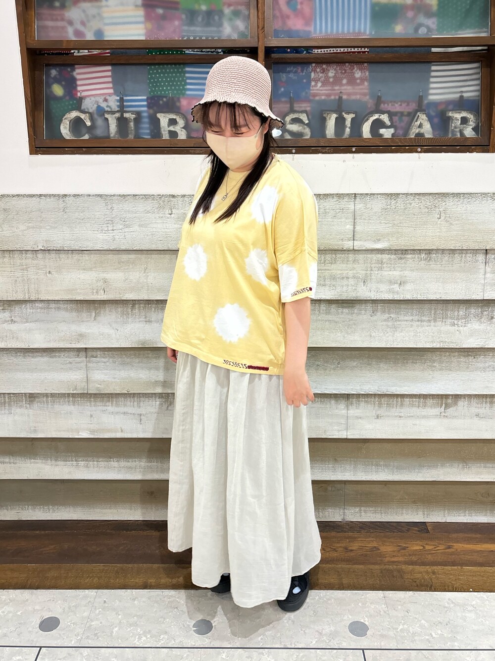 「キューブシュガー、CUBE SUGAR、カジュアル、大人カジュアル、ドット、スカート、夏コーデ」｜「CUBE SUGARのインド綿タイダイドット柄ドルマンTシャツ（Tシャツ/カットソー、ベージュ系）」を使った、CUBE SUGAR 近江八幡店さん（レディース・156cm）の夏コーディネートの1枚目の写真