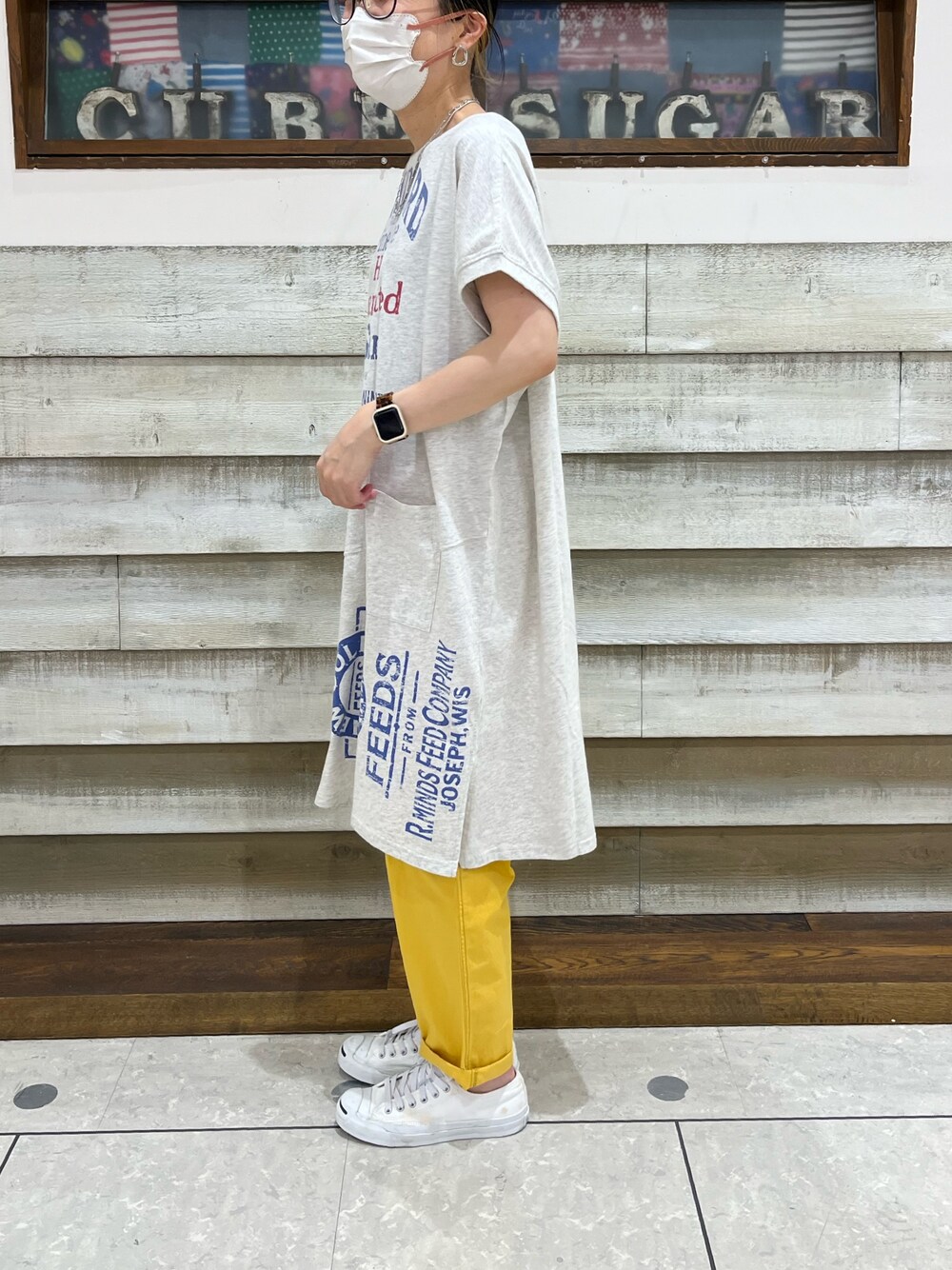「ロゴT、フェススタイル、夏コーデ、ワンピース、スニーカー」｜「CUBE SUGARのロゴプリントビッグTシャツ（Tシャツ/カットソー、ベージュ系）」を使った、CUBE SUGAR 近江八幡店さん（レディース・158cm）の夏コーディネートの1枚目の写真
