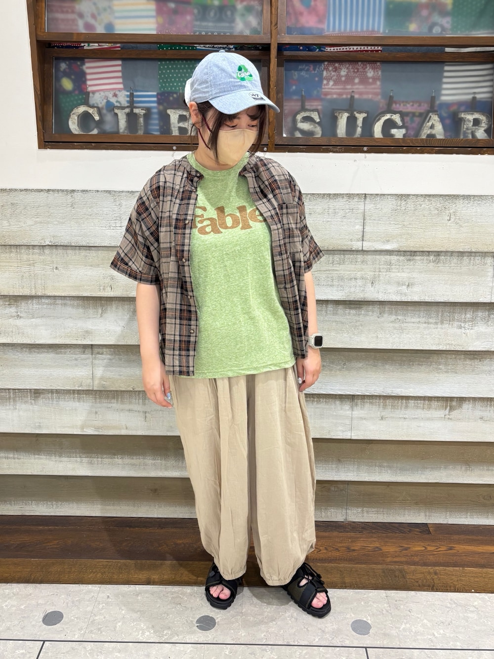 「CUBE SUGAR、キューブシュガー、カジュアル、カジュアルコーデ、大人カジュアル、チェック、チェックシャツ、ドルマン、ドルマンシャツ、フレンチ、フレンチスリーブ、綿100％、夏、夏コーデ、ワイドパンツ」｜「CUBE SUGARの30/-天竺片染タックフレンチスリーブTシャツ（Tシャツ/カットソー、ホワイト系）」を使った、CUBE SUGAR 近江八幡店さん（レディース・156cm）の春コーディネートの1枚目の写真