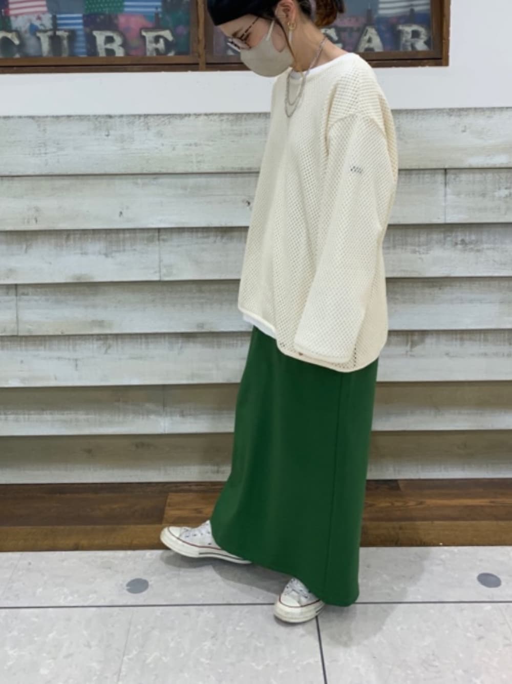 「カジュアルコーデ、春夏コーデ、お出かけコーデ、ゆるコーデ、大人コーデ、大人かわいい、レイヤードスタイル、メガネ女子、スカート」｜「CUBE SUGARのメッシュ編みダブルフロントカーディガン（カーディガン/ボレロ、ベージュ系）」を使った、CUBE SUGAR 近江八幡店さん（レディース・158cm）の春コーディネートの1枚目の写真