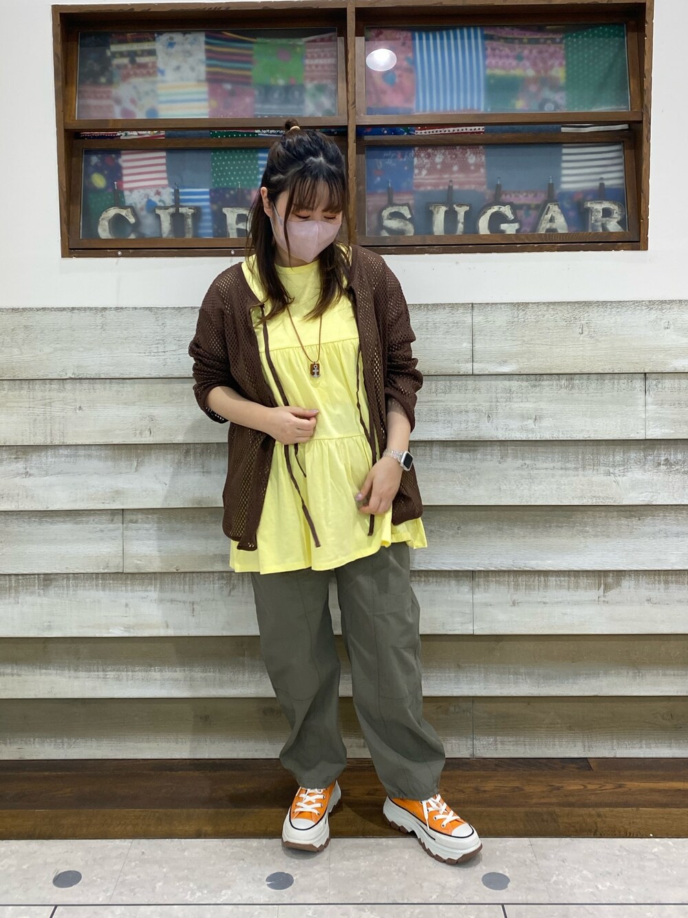 「カジュアルコーデ、カラーコーデ、ティアード、メッシュトップス、メッシュカーディガン、ミリタリーパンツ」｜「CUBE SUGARの綿ナイロン切替ミリタリーパンツ（その他パンツ、グリーン系）」を使った、CUBE SUGAR 近江八幡店さん（レディース・156cm）の春コーディネートの1枚目の写真