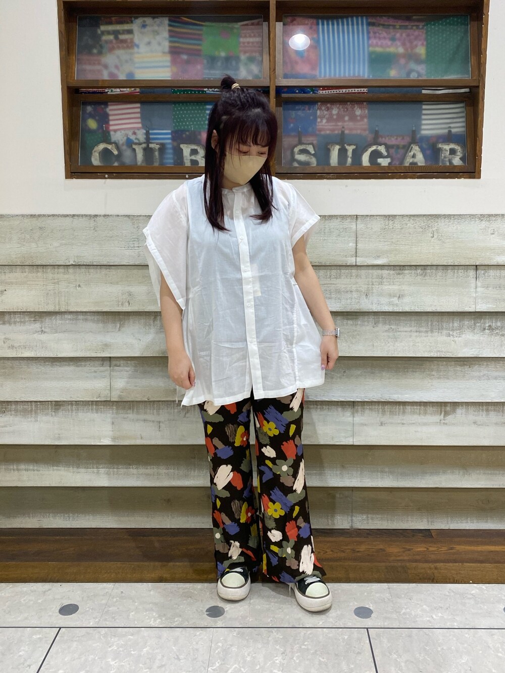 「大人カジュアル、カジュアルコーデ、おでかけコーデ、楽チンコーデ、きれいめカジュアル、柄パンツ、ブラウス」｜「CUBE SUGARのインド綿ボイル変り袖ヤッコシャツ（シャツ/ブラウス、ホワイト系）」を使った、CUBE SUGAR 近江八幡店さん（レディース・156cm）の春コーディネートの1枚目の写真
