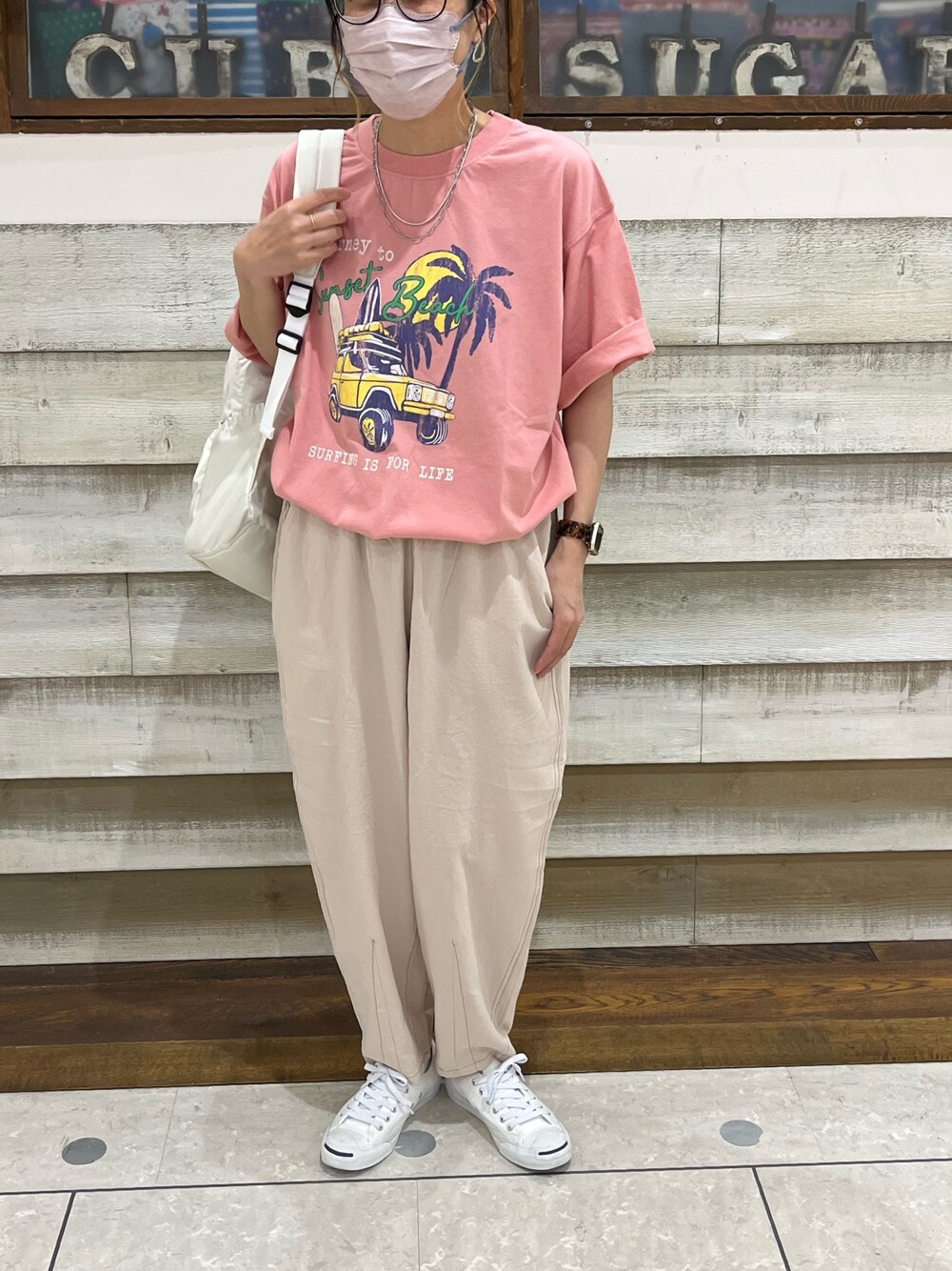 「プリントT、Tシャツ、コクーンパンツ、白パンツ、きれいめカジュアル、夏だ！Tシャツ着よう！」｜「CUBE SUGARのOE天竺ロゴプリントビッグTシャツ（Tシャツ/カットソー、ピンク系）」を使った、CUBE SUGAR 近江八幡店さん（レディース・158cm）の夏コーディネートの1枚目の写真
