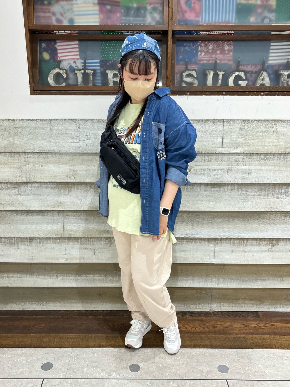 「CUBE SUGAR、キューブシュガー、カジュアル、デニム、デニムジャケット、デニムシャツ、シャツスタイル、大人カジュアル、秋コーデ」｜「CUBE SUGARのナイロンボディバッグ（ボディバッグ/ウエストポーチ、ブラック系）」を使った、CUBE SUGAR 近江八幡店さん（レディース・156cm）の秋コーディネートの1枚目の写真
