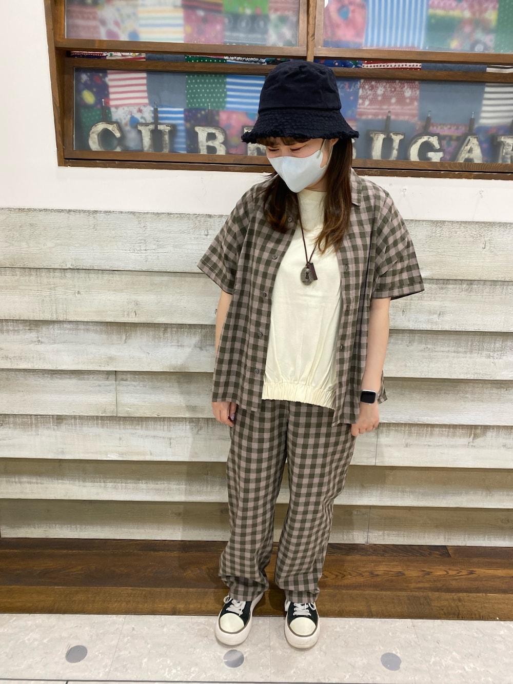 「CUBE SUGAR、大人カジュアル、カジュアルコーデ、ギンガムチェック、セットアップ、ナチュラルカラー、初夏コーデ」｜「CUBE SUGARのコットンギンガムチェックイージーパンツ（その他パンツ、グリーン系）」を使った、CUBE SUGAR 近江八幡店さん（レディース・156cm）の春コーディネートの1枚目の写真