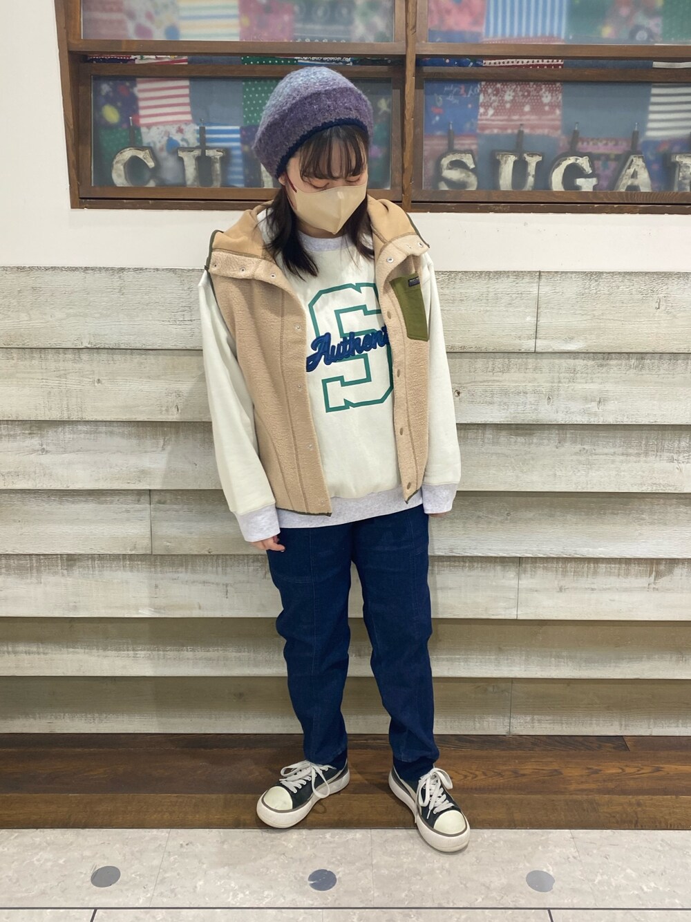 「CUBE SUGAR、スウェット、ジョガーパンツ、裏起毛パンツ、ベレー帽、カジュアルコーデ、アメカジ」｜「CUBE SUGARのモコモコかすりニットベレー帽（ハンチング/ベレー帽、ブルー系）」を使った、CUBE SUGAR 近江八幡店さん（レディース・156cm）の冬コーディネートの1枚目の写真