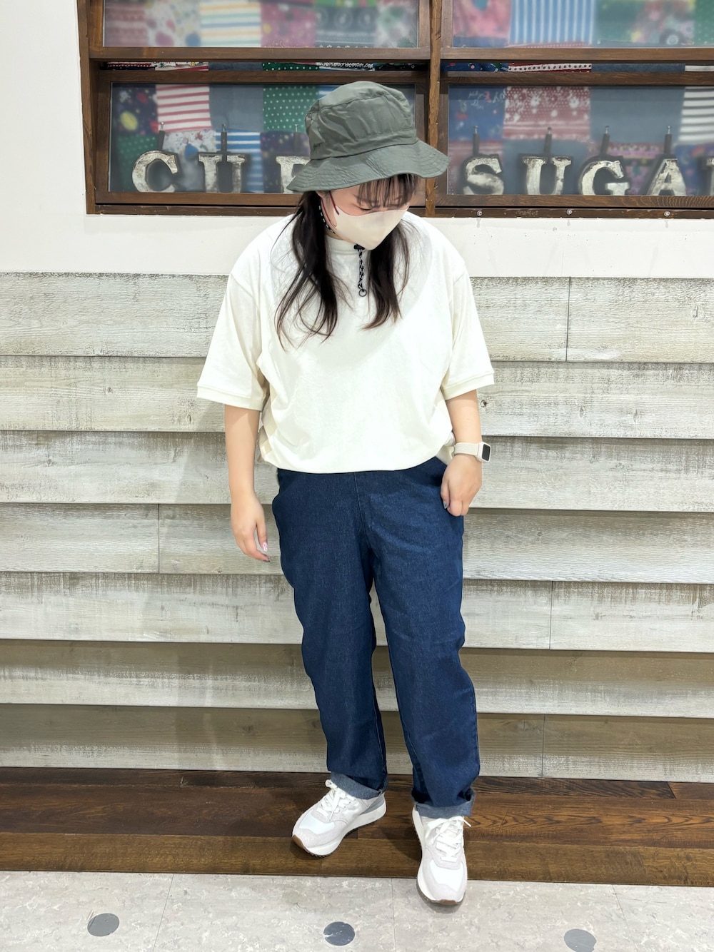 「CUBE SUGAR、キューブシュガー、カジュアルコーデ、アメカジ、フェススタイル、フェスコーデ、夏コーデ、デニム、帽子、ＵＶカット」｜「CUBE SUGARのデニムワークパンツ（デニムパンツ、ブルー系）」を使った、CUBE SUGAR 近江八幡店さん（レディース・156cm）の夏コーディネートの1枚目の写真