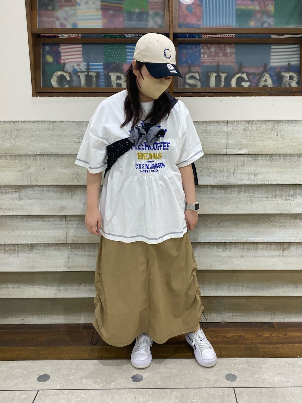 「CUBE SUGAR、キューブシュガー、カジュアル、大人カジュアル、Tシャツ、Tシャツ×スカート、ロゴT、オーバーサイズ」｜「CUBE SUGARの綿ダンプサイドギャザーサスペンダー付きスカート（スカート、ベージュ系）」を使った、CUBE SUGAR 近江八幡店さん（レディース・156cm）の春コーディネートの1枚目の写真