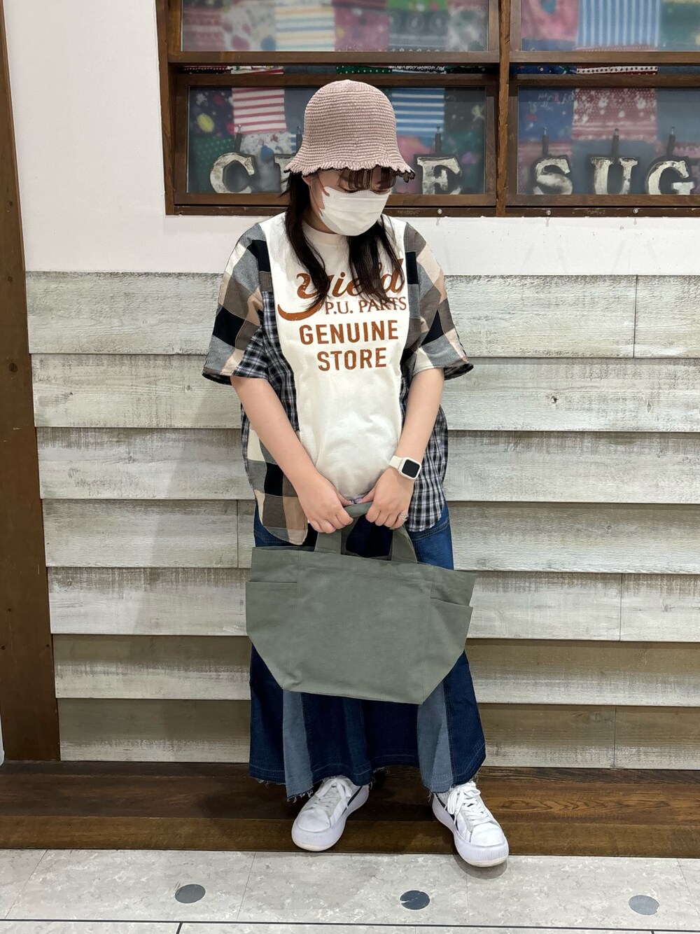 「CUBE SUGAR、キューブシュガー、カジュアルコーデ、デニムスカート、夏コーデ、チェック、ロゴT」｜「CUBE SUGARのOE天竺チェック切替ドルマンTシャツ（Tシャツ/カットソー、ベージュ系）」を使った、CUBE SUGAR 近江八幡店さん（レディース・155cm）の夏コーディネートの1枚目の写真
