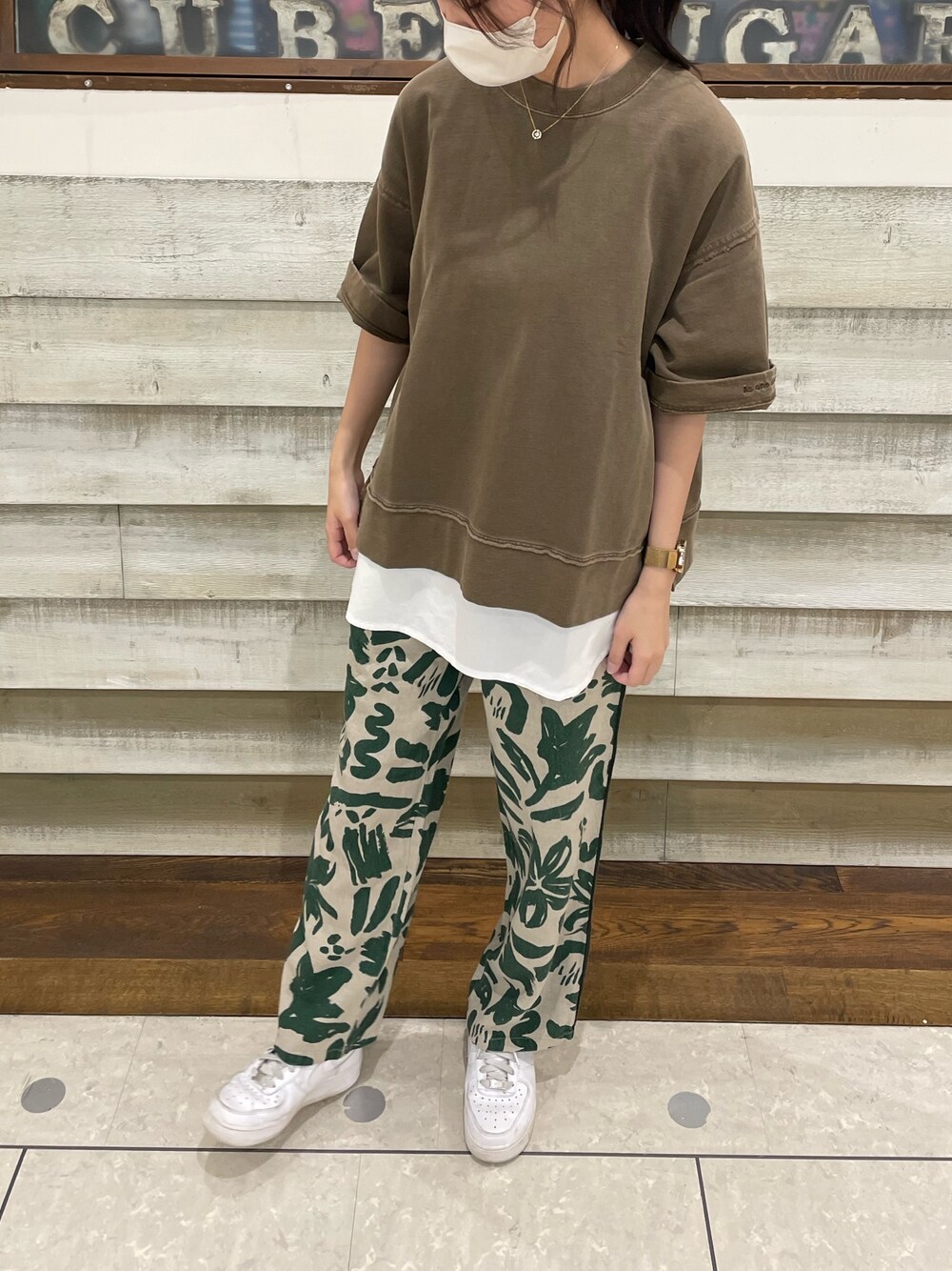 「CUBESUGAR、TOBILA、春夏コーデ、イージーパンツ、ボックスＴ、キューブシュガー」｜「CUBE SUGARのカットソー×布帛裾切替タンクトップ（タンクトップ、ホワイト系）」を使った、CUBE SUGAR 近江八幡店さん（レディース・169cm）の春コーディネートの1枚目の写真