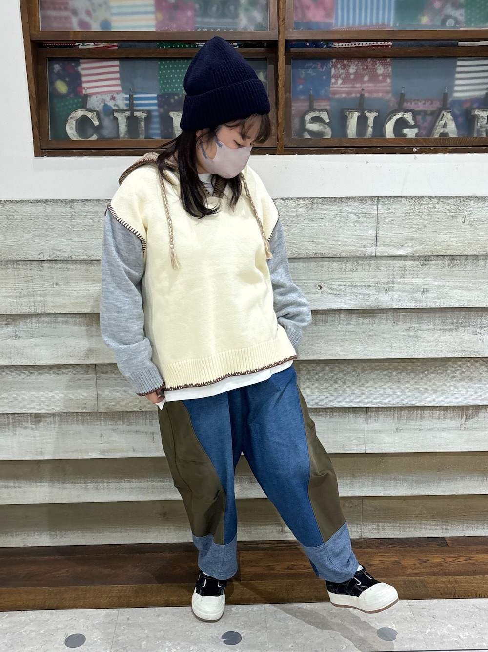 「CUBE SUGAR、キューブシュガー、カジュアルコーデ、アメカジ、ニット、フード付きニット、洗えるニット、デニム、秋冬コーデ」｜「CUBE SUGARのウォッシャブルニットハンドステッチパーカー（パーカー、ホワイト系）」を使った、CUBE SUGAR 近江八幡店さん（レディース・156cm）の秋コーディネートの1枚目の写真