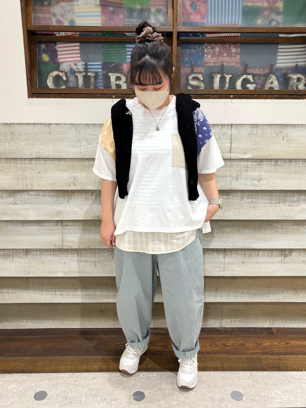 「CUBE SUGAR、カジュアルコーデ、カジュアル、大人カジュアル、春夏コーデ、バンダナ柄、バンダナ、アメカジ、アメカジコーデ」｜「CUBE SUGARの微起毛ツイルらくゆるっとパンツ（その他パンツ、グリーン系）」を使った、CUBE SUGAR 近江八幡店さん（レディース・156cm）の春コーディネートの1枚目の写真