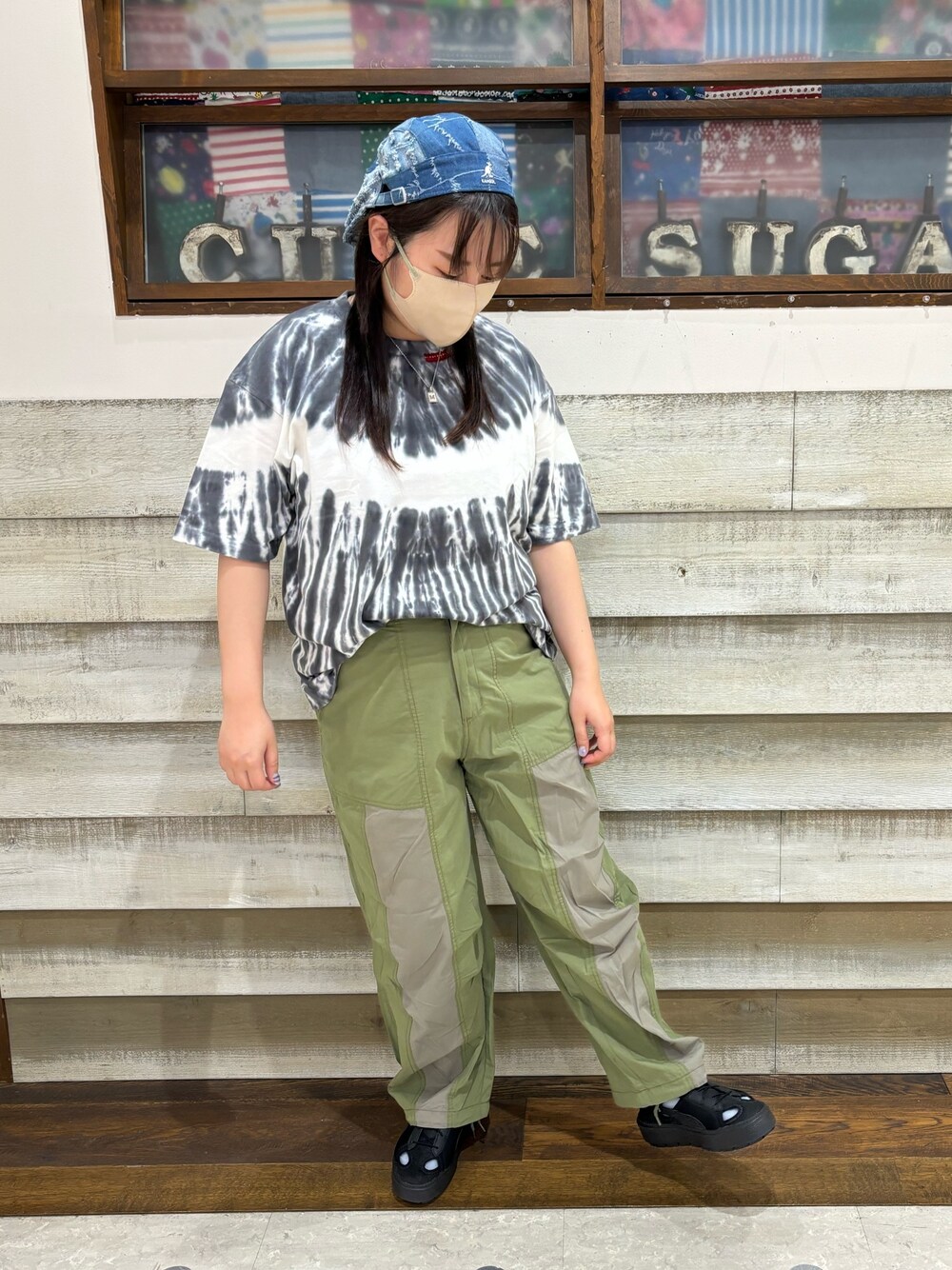 「CUBE SUGAR、カジュアル、カジュアルコーデ、タイダイ柄、Tシャツ、カーゴパンツ、パンツコーデ」｜「CUBE SUGARのインド綿タイダイTシャツ（Tシャツ/カットソー、グレー系）」を使った、CUBE SUGAR 近江八幡店さん（レディース・156cm）の夏コーディネートの1枚目の写真