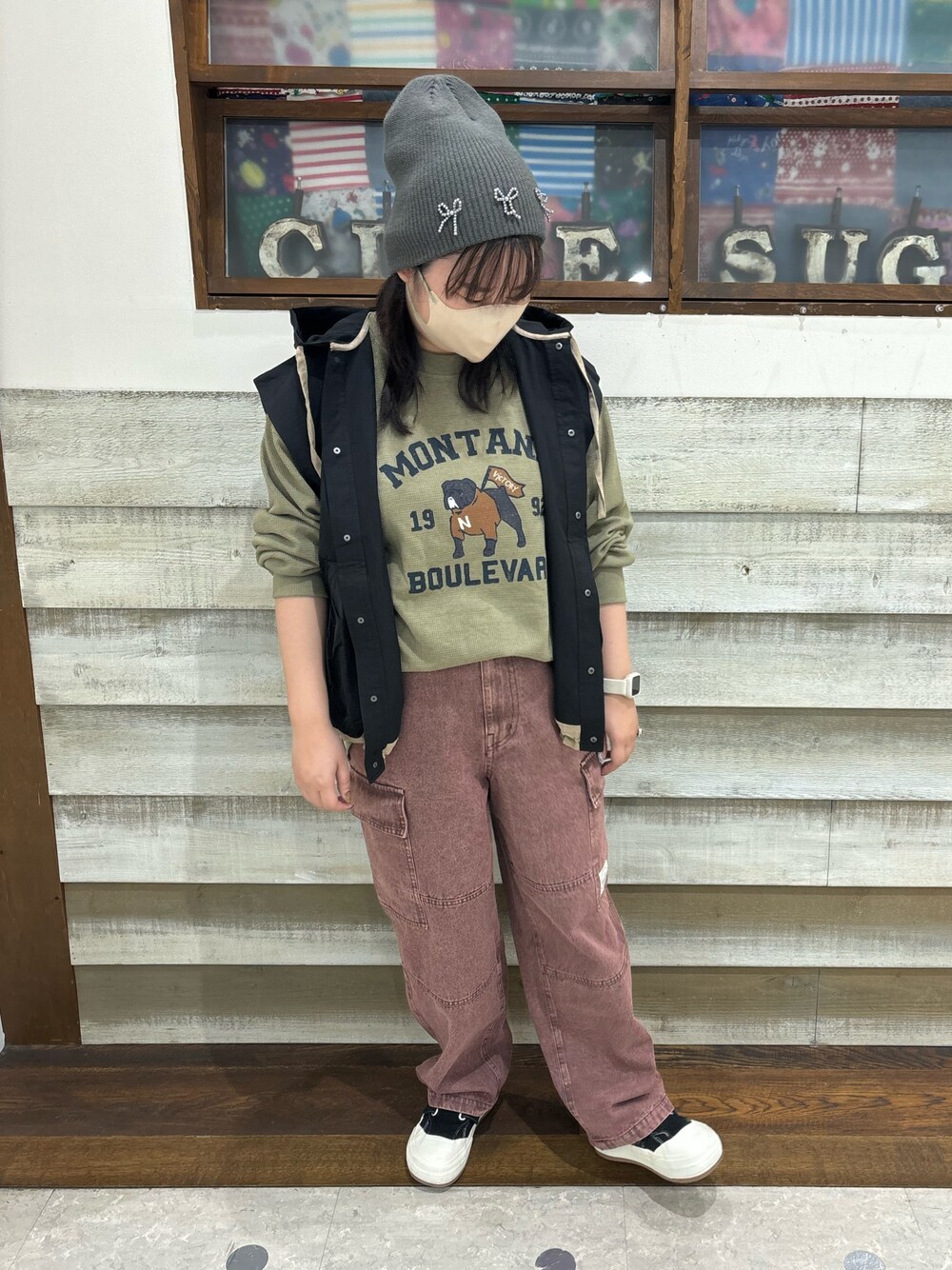「キューブシュガー、CUBESUGAR、カジュアルコーデ、カーゴパンツ、犬、ワッフル、秋コーデ、アメカジ」｜「CUBE SUGARのCVCワッフルわんちゃんプリントプルオーバー（Tシャツ/カットソー、グリーン系）」を使った、CUBE SUGAR 近江八幡店さん（レディース・156cm）の秋コーディネートの1枚目の写真