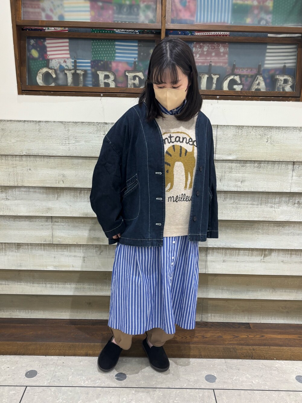 「CUBE SUGAR、キューブシュガー、カジュアル、カジュアルコーデ、ニット、ニットコーデ、春ニット、春コーデ、アメカジ、アメカジコーデ、大人カジュアル」｜「CUBE SUGARのデニムノーカラージャケット（デニムジャケット、ブルー系）」を使った、CUBE SUGAR 近江八幡店さん（レディース・156cm）の冬コーディネートの1枚目の写真